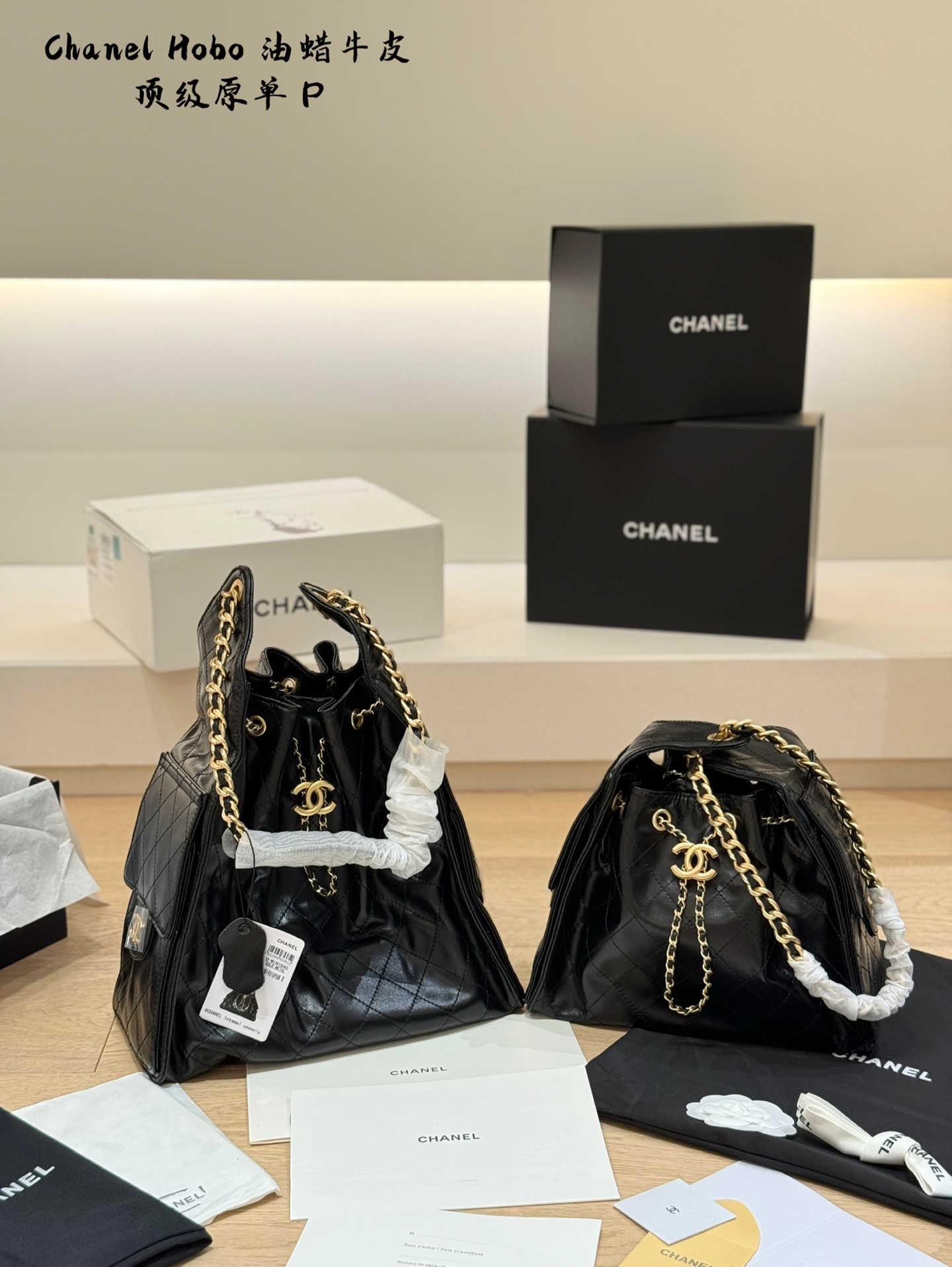 💰320
chanel hobo油蜡牛皮
黑色奶香浓郁的抽绳包~~
25c春夏新款大号嬉皮hobo亮面黑金随性慵懒的包型当之无愧的春夏度假王者了!知性优雅大女主典范不仅仅是美观更是实用主义t+r完全契合当下大多数人对包的期望值陶
25cm30cm