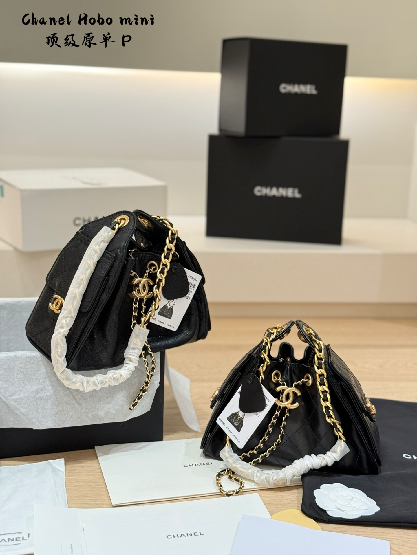 💰320 顶级原单 牛皮 Chanel 25C small hobo抽绳水桶包好美呀❤️ 这颜值简直逆天啊! 又酷又飒的水桶造型、容量感人😭 !看起来娇嫩实则是小牛皮材质🤪~开口可调节的抽绳设计很实用〰️侧面两个小口袋、大小适中✌🏻背上身时髦感拉满~ 20cm配盒 牛皮