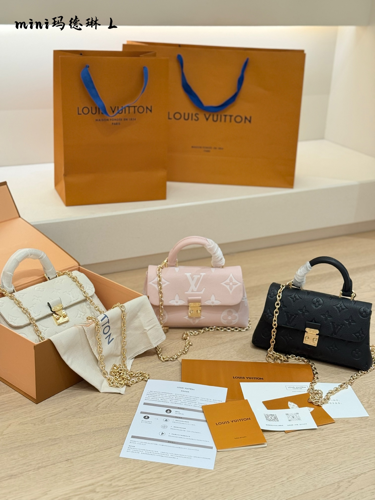 LV Madeleine Nano手袋 LV Madeleine Nano手袋，采用Monogram Empreinte 压纹牛皮，质感满分!金色S-lock锁扣+ 可调节链条肩带，手提斜挎都OK+。别看它小巧，手机、口红、钥匙都能装下，日常出门超方便!。时髦又实用，出街必备!20cm配盒子
