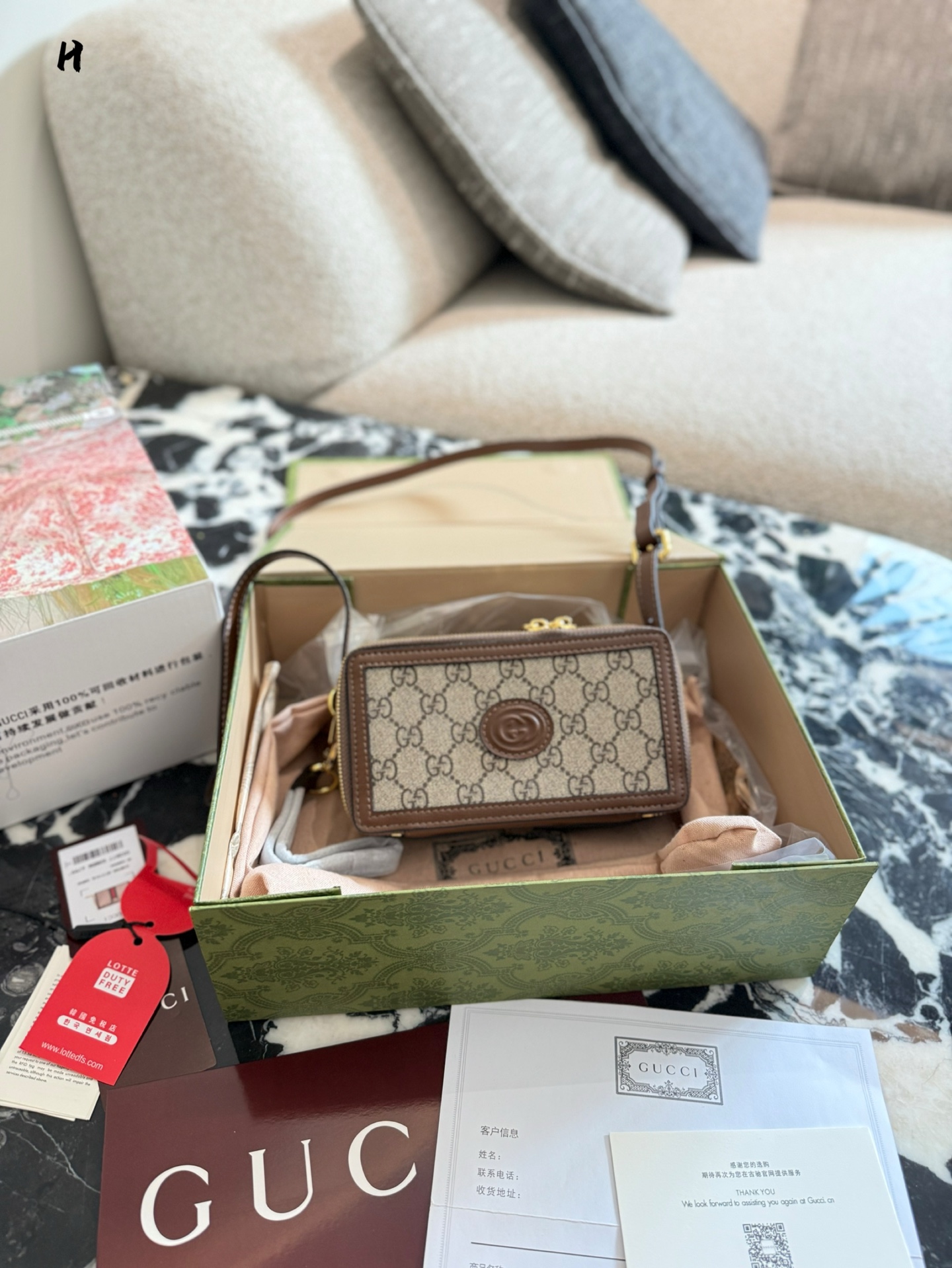 💰260
Gucci GG Supreme小盒子包
Gucci GG Supreme小盒子包,经典双G老花帆布+棕色皮革饰边,复古又时髦*+。尺寸约18x10x7cm,小巧精致,日常出行超方便!可拆卸手拎带和斜挎带,手拎or斜挎都OK,灵活百搭~内部空间虽小但布局合理,手机、钥匙都能装下国P。肖战同款,时尚圈超火的,实用又有辨识度,出街必备!17cm双盒