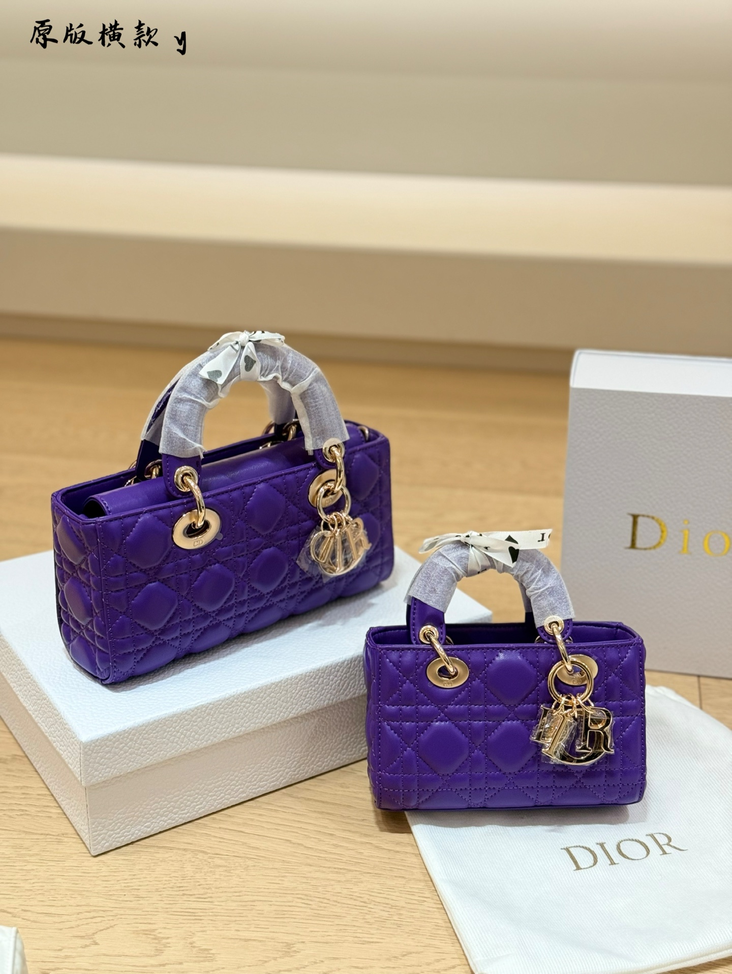 💰280 送丝巾
黑色D-joy真百搭 闭眼入🖤
若说Lady Dior是富贵娇小姐,
那D JOY就是气场全开的大女人
一样的元素,不一样的时髦
可以放两台🍎手机,车钥匙,一些小口红,用起来不心疼的包包~夏日女人味最佳包包
------------------16.5cm 22.5cm配盒子丝巾