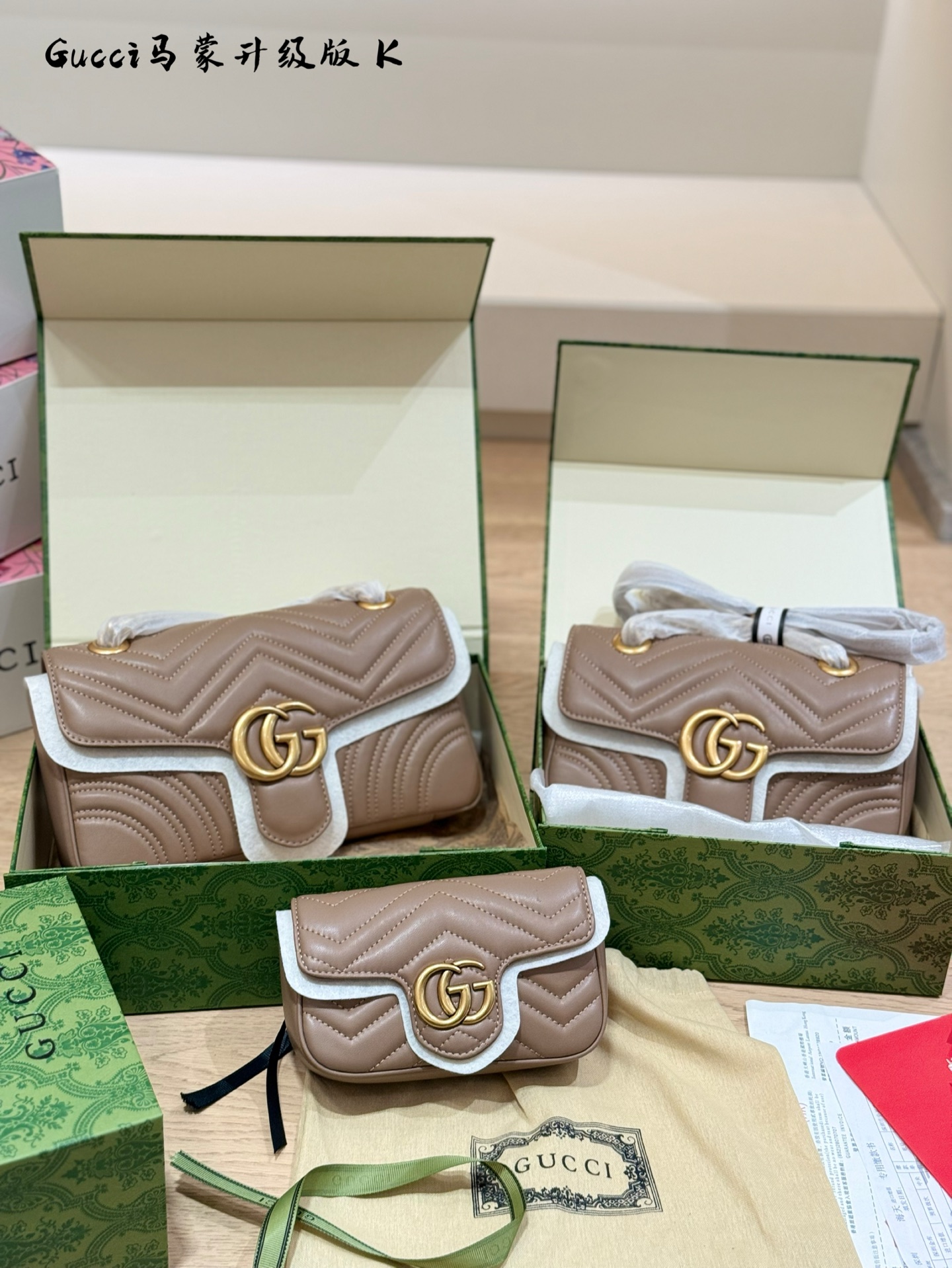 💰260
GUCCI marmont|经典&百搭!
GUCCI马蒙链条包经典尺寸: 16cm 22cm 26cm
经典金扣双GLOGO复古做旧五金波浪纹衔缝牛皮!采用的是小牛皮不仅有光泽感还很耐用单肩可以优雅成熟斜挎可以休闲个性一包顶百包