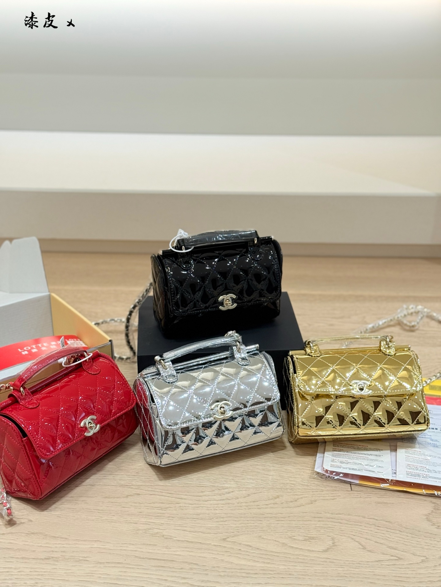 💰280 童年芭比玩具里的小包包🛍️照进现实了？ chanel你是懂小女孩心思的 新款黑金漆皮手柄盒子包 造型真的好像芭比玩具里的小包包 这谁能忍住不买啊[哭惹R]反正我忍不住哈哈19cm配盒子