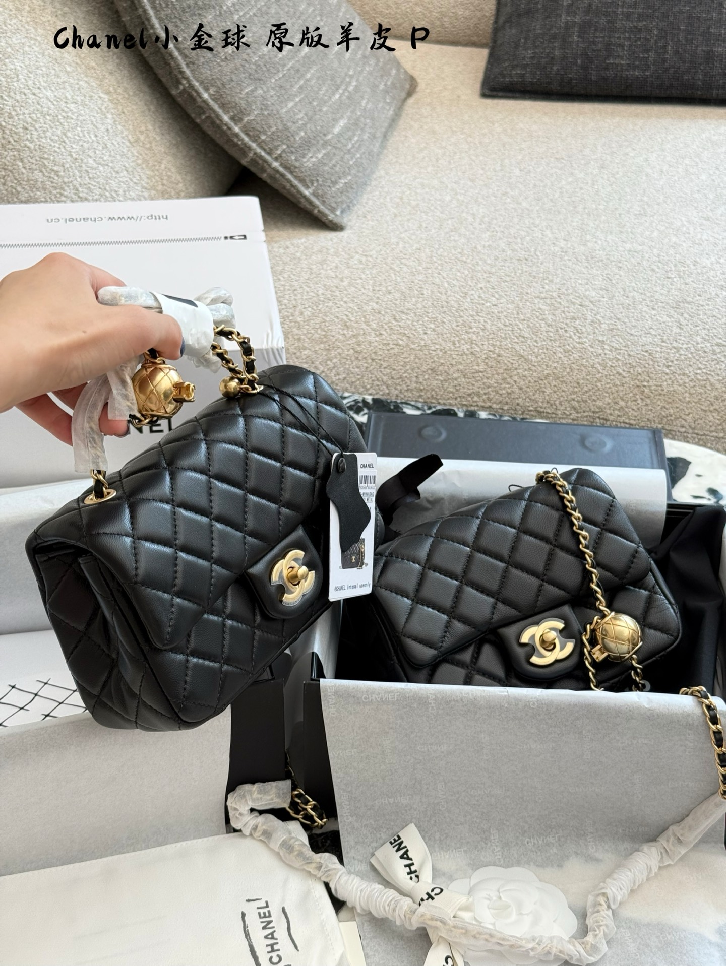 💰420💰425 羊皮

金球方胖子

“New Arrival”

最美金球方胖子人间香奈儿

白富美小姐姐必备款

■单独夸最让人挪不开眼

就是小金球了太高级~

今年的新款小香包链条可以调节

这一点太人性化了不管是高个子还是小个子圈都可以驾驭

#Chanel小金球 17cm20cm