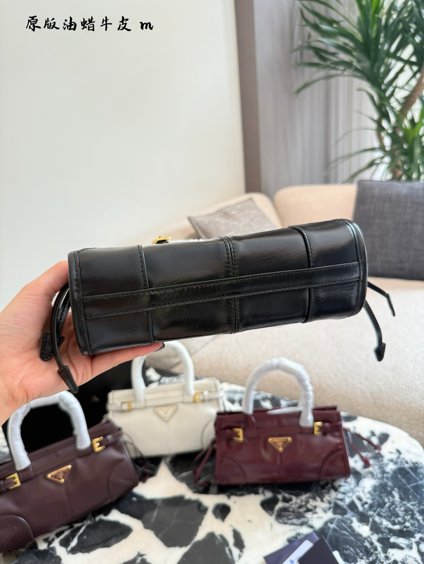 Prada Mini Bonnie de Piel Encerada: Elegancia y Ligereza en Cada Salida 10 i1759217968802 8682 0 8