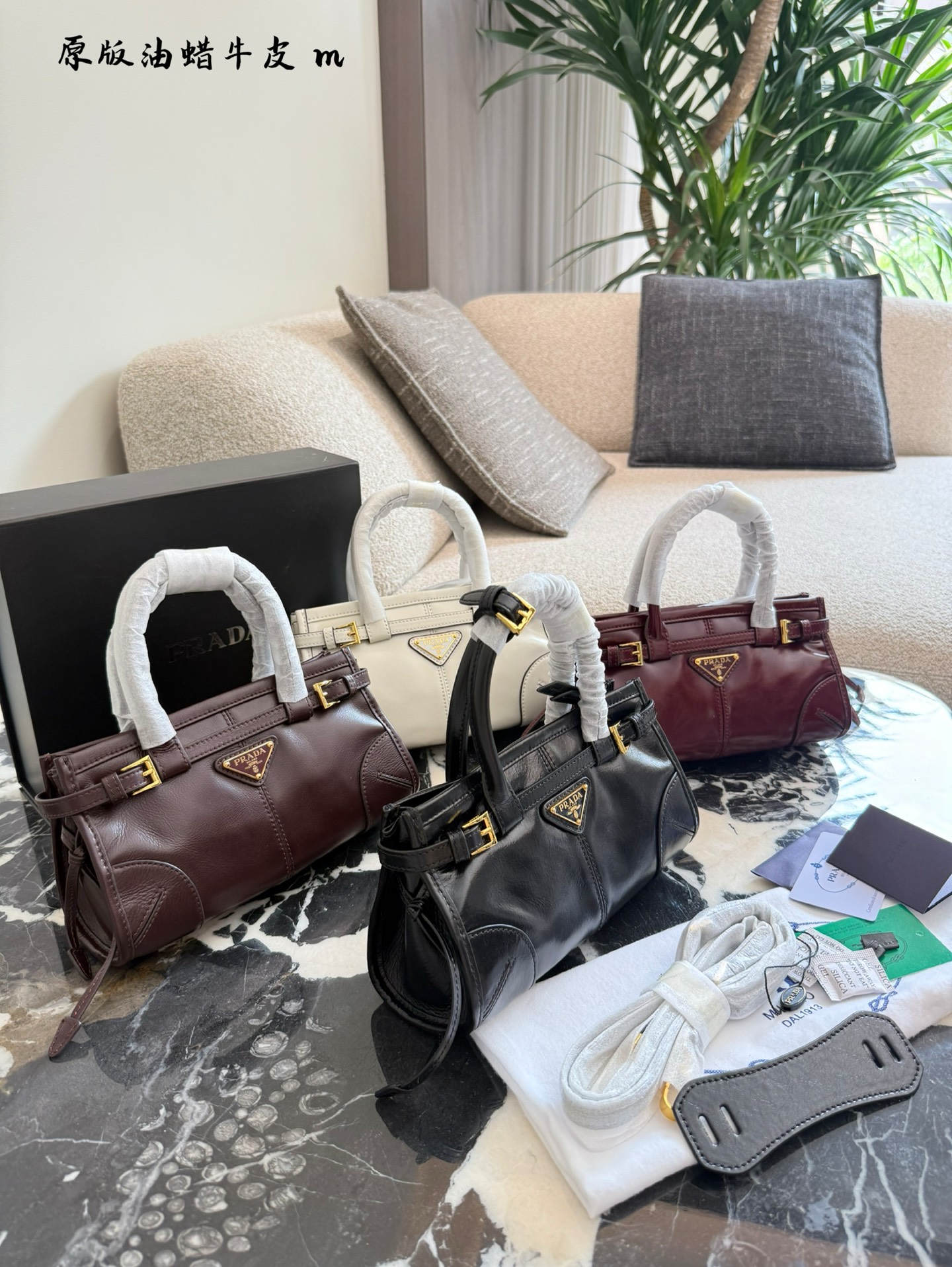 Prada Mini Bonnie de Piel Encerada: Elegancia y Ligereza en Cada Salida