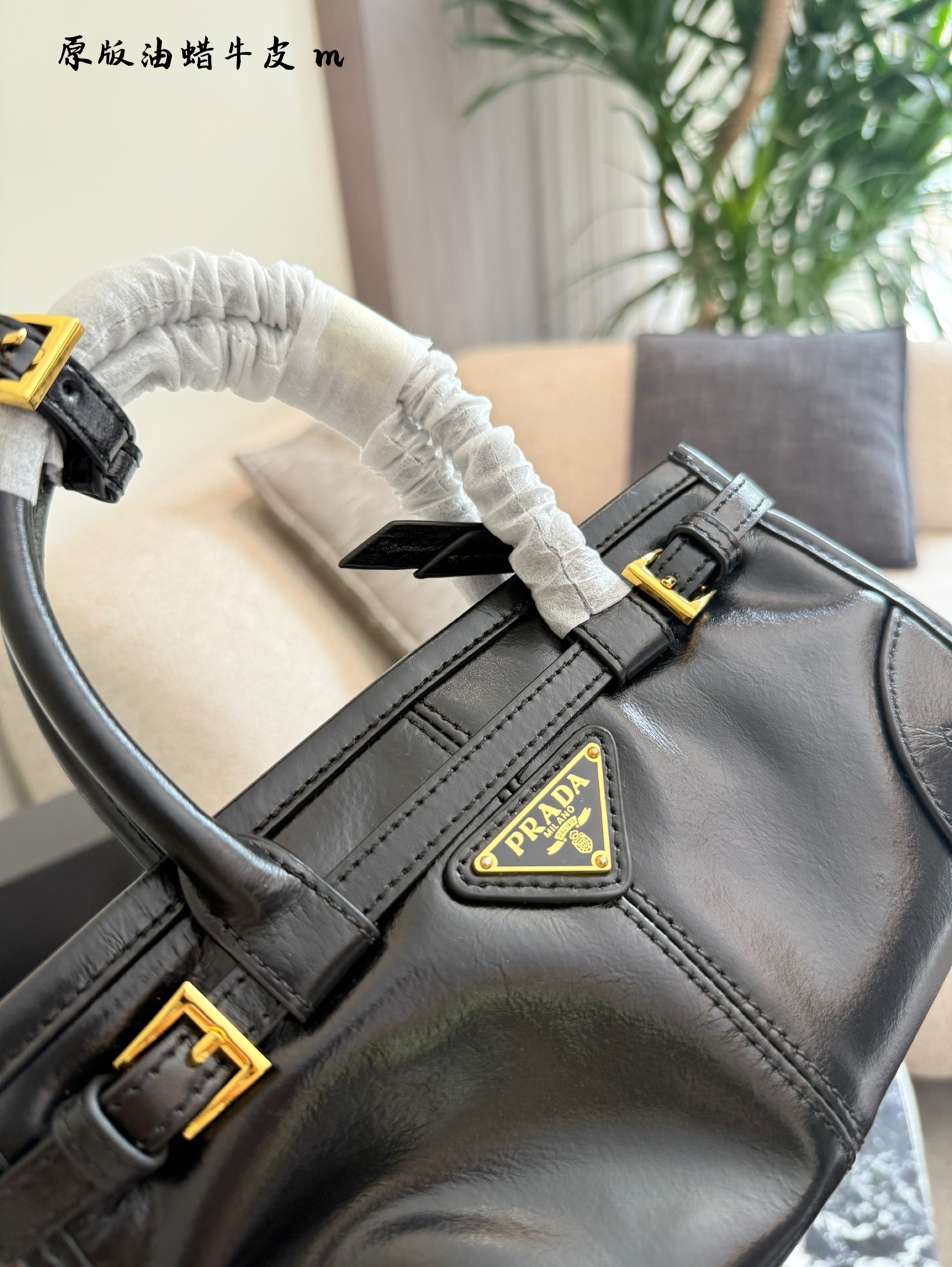 Prada Mini Bonnie de Piel Encerada: Elegancia y Ligereza en Cada Salida 9 i1759217968844 8301 0 7