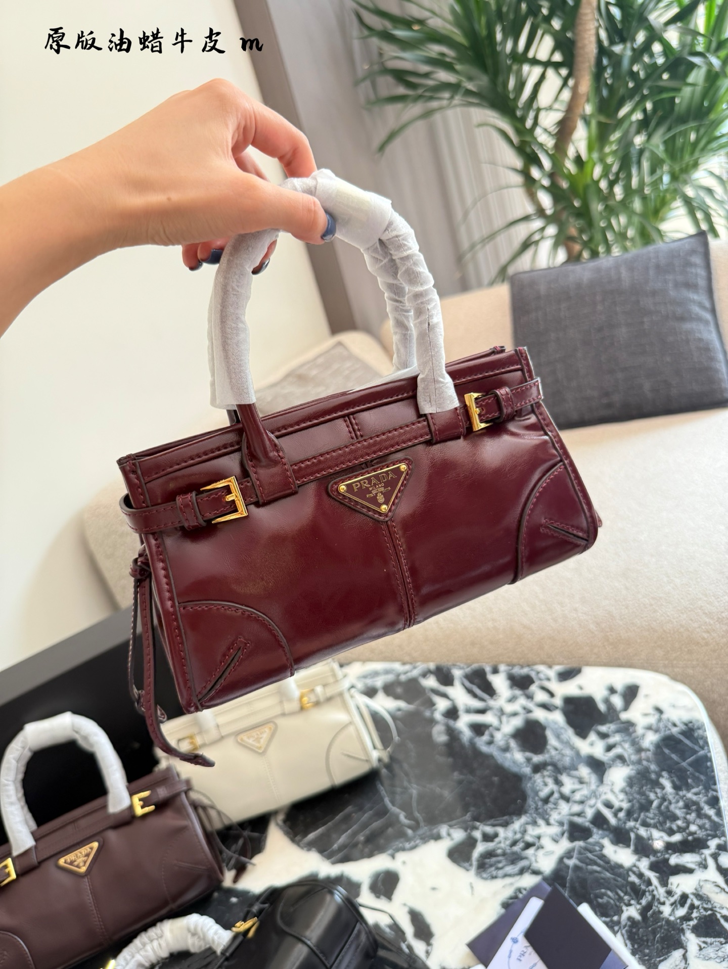 Prada Mini Bonnie de Piel Encerada: Elegancia y Ligereza en Cada Salida 4 i1759217970748 1703 0 2