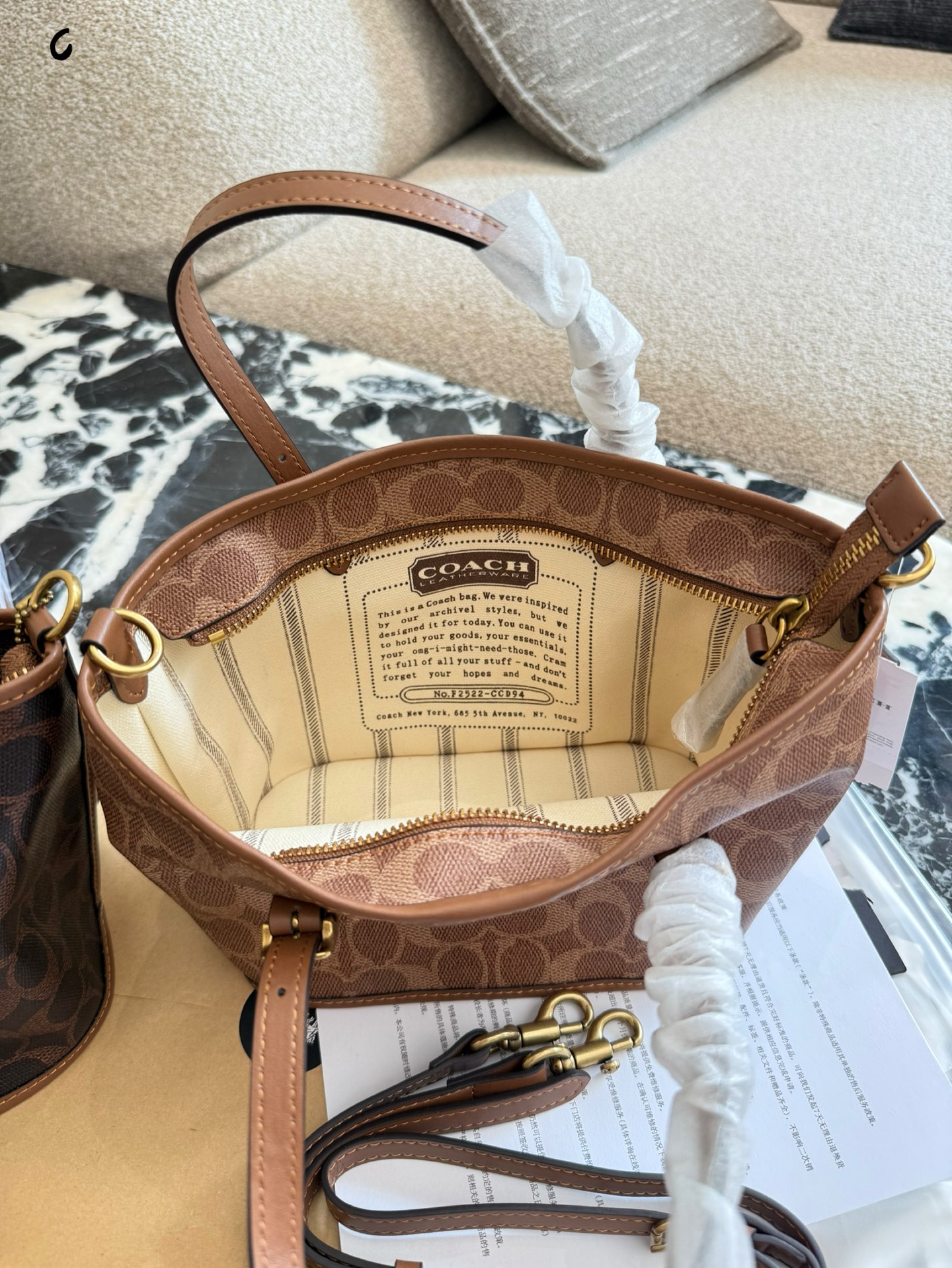 Coach Mini Tote Taxi 21: Bolso Cesta Moderno y Ligero, 21 cm 10 i1759221097736 3521 0 9