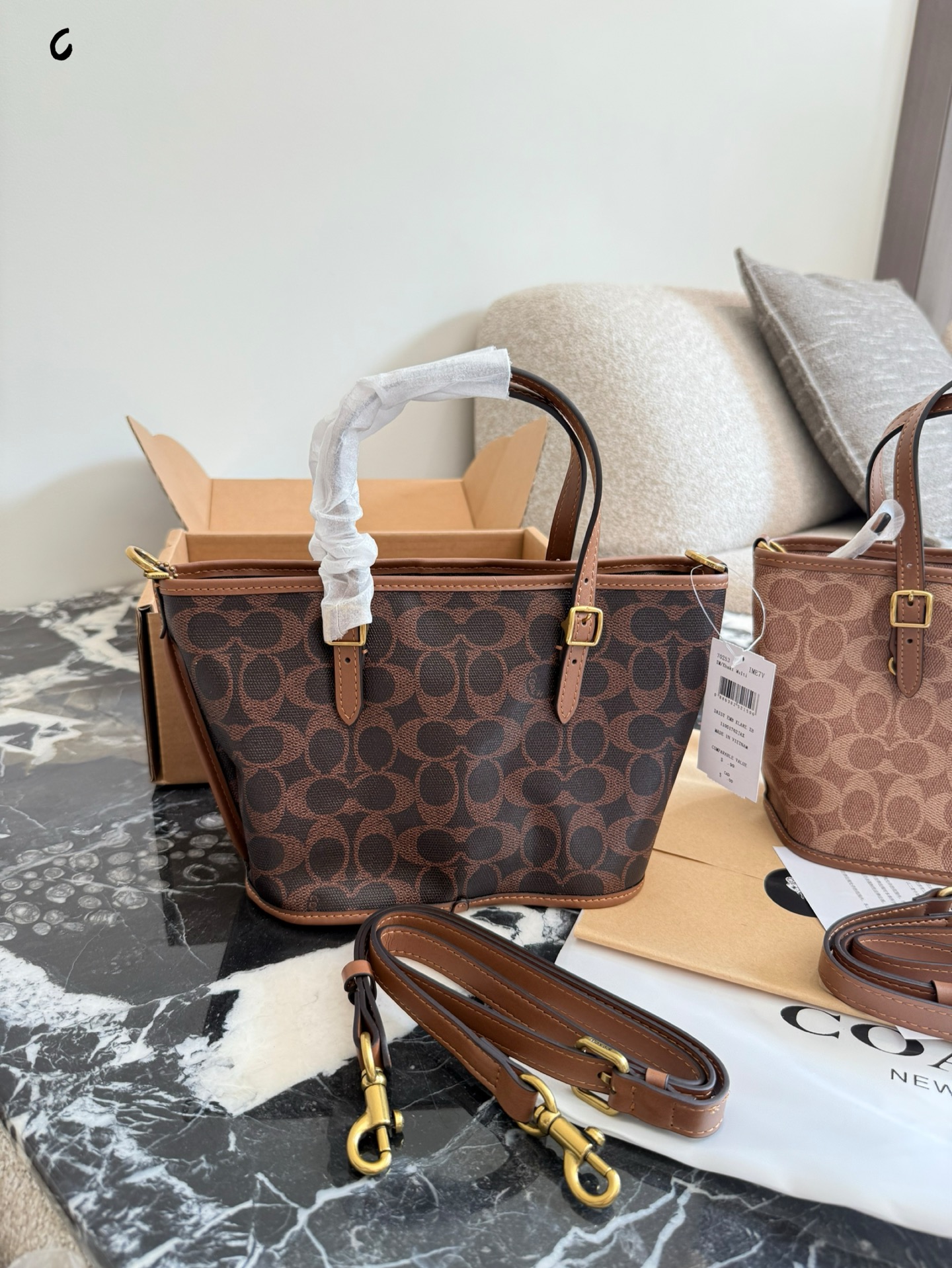 Coach Mini Tote Taxi 21: Bolso Cesta Moderno y Ligero, 21 cm 8 i1759221098937 1795 0 7