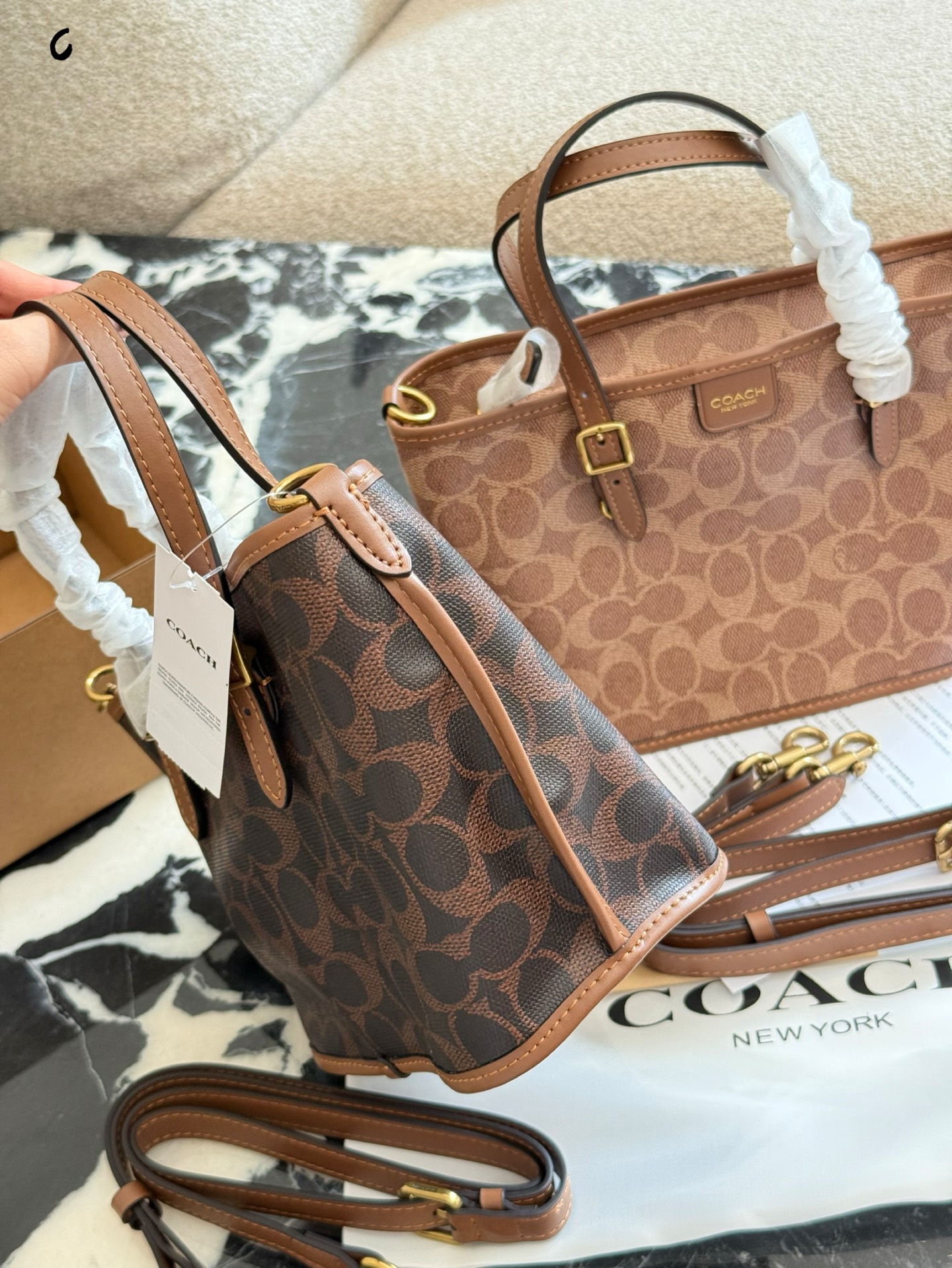 Coach Mini Tote Taxi 21: Bolso Cesta Moderno y Ligero, 21 cm 7 i1759221098953 1942 0 5