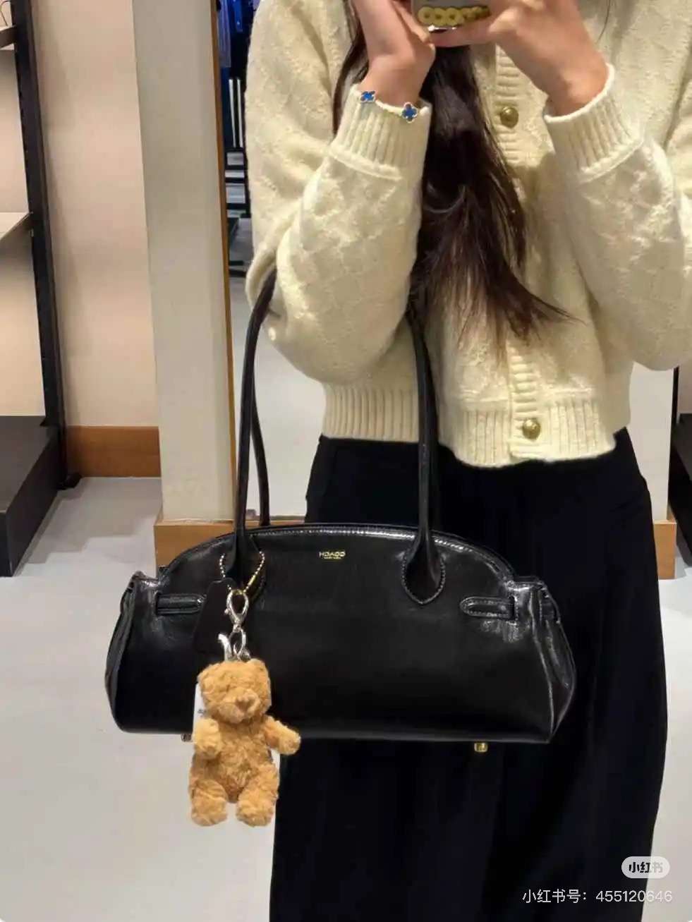 Coach Empire Carryall 34: Bolso Baguette de Cuero Encerado con Estilo Retro Y2K