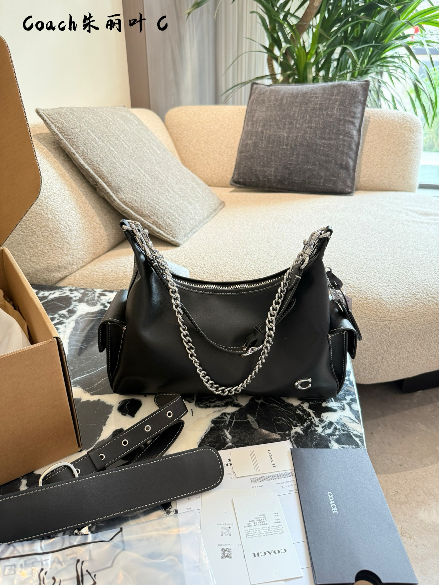 Coach Juliet: Bolso Bandolera de Cuero con Cadena para un Look Motero Chic 9 i1759462693434 3768 0 7