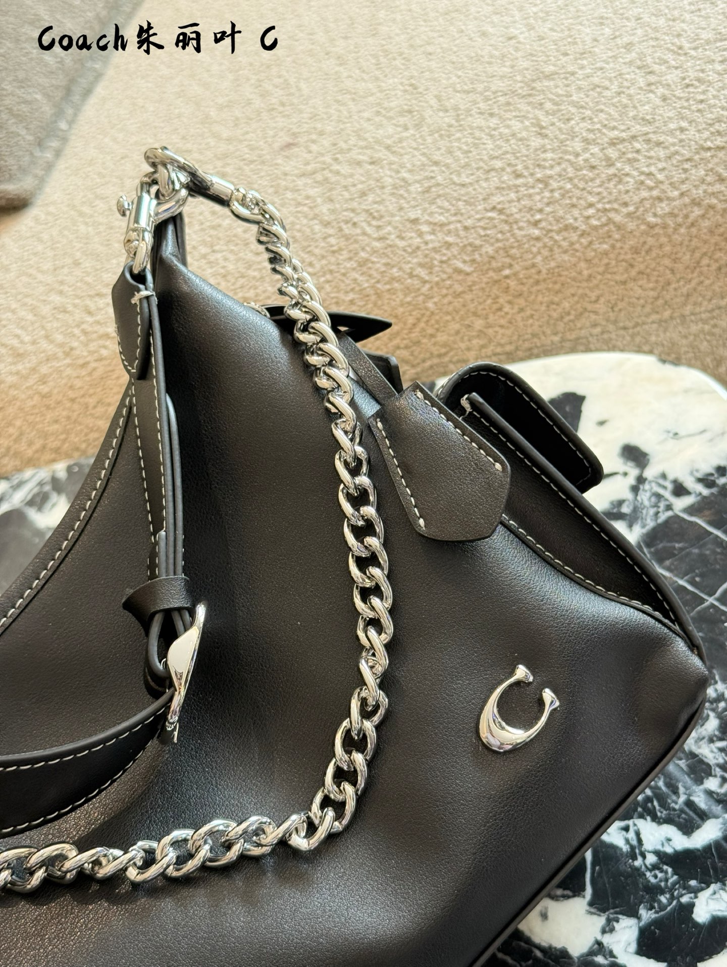 Coach Juliet: Bolso Bandolera de Cuero con Cadena para un Look Motero Chic 6 i1759462693435 324 0 4