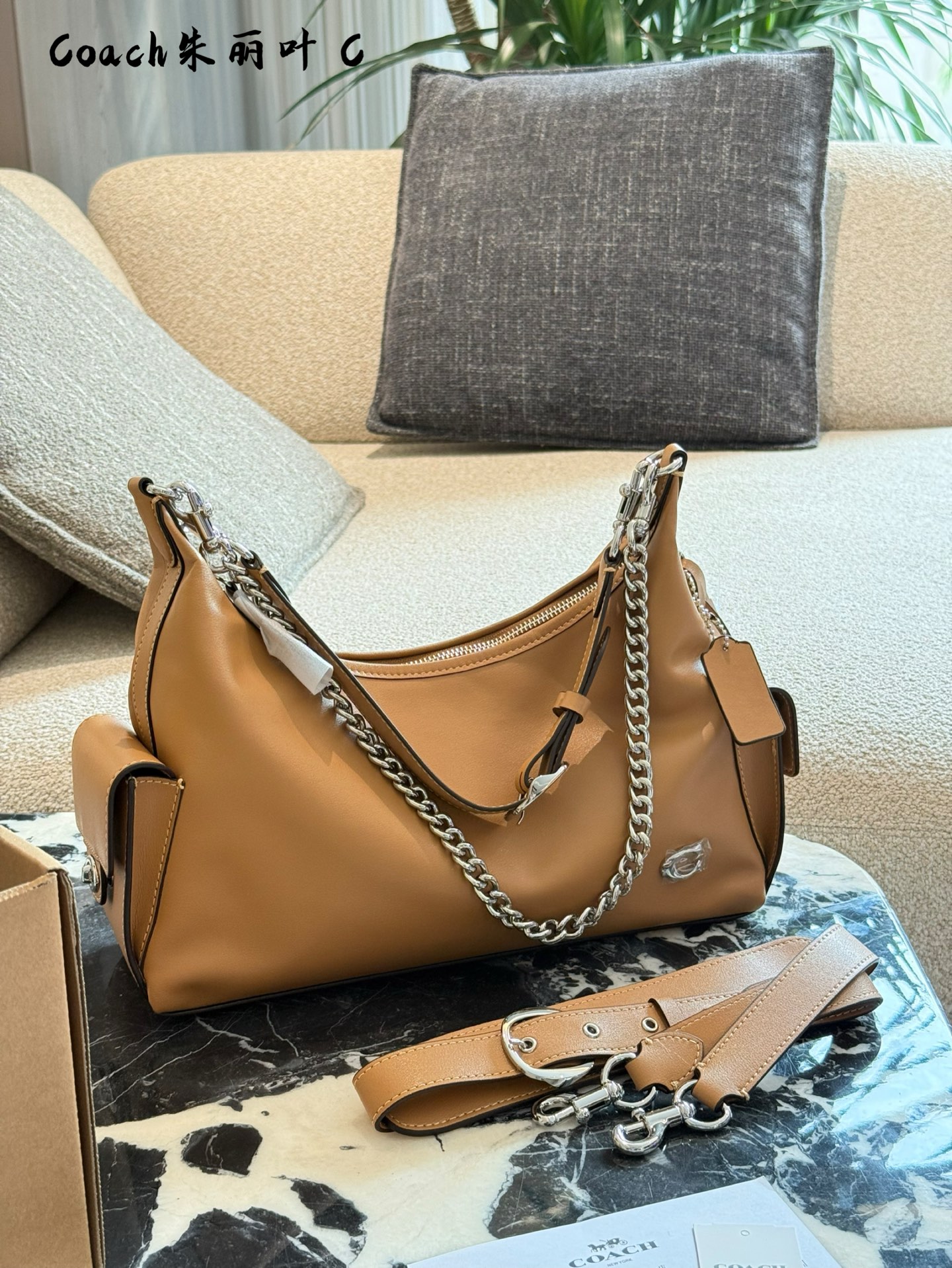 Coach Juliet: Bolso Bandolera de Cuero con Cadena para un Look Motero Chic 3 i1759462698079 5231 0 1