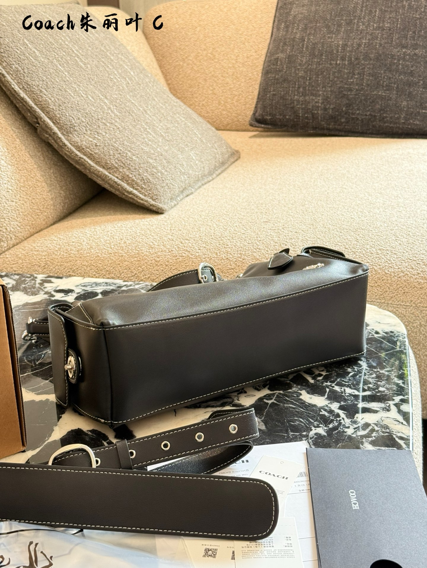 Coach Juliet: Bolso Bandolera de Cuero con Cadena para un Look Motero Chic 7 i1759462698094 4831 0 5