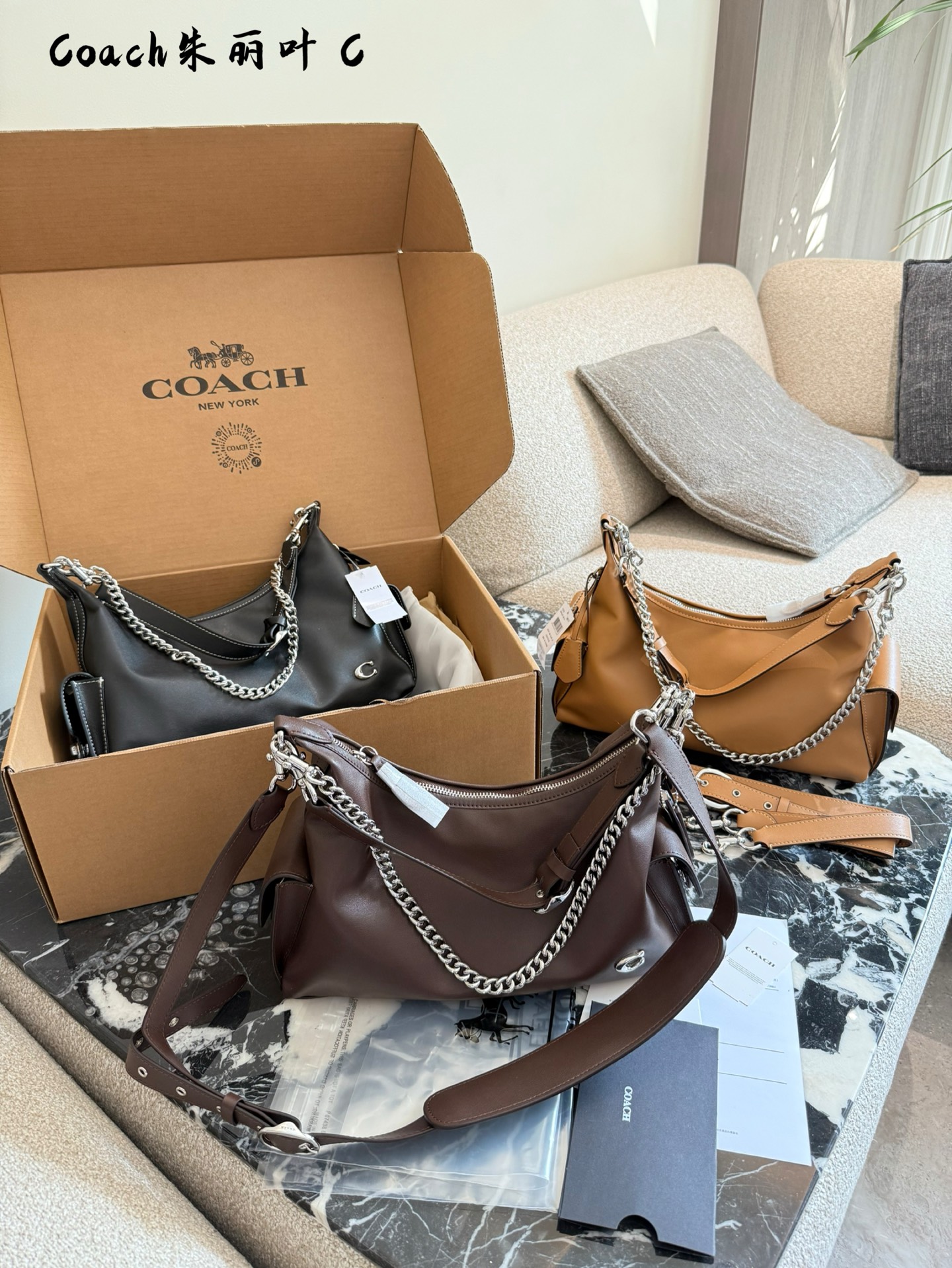 Coach Juliet: Bolso Bandolera de Cuero con Cadena para un Look Motero Chic