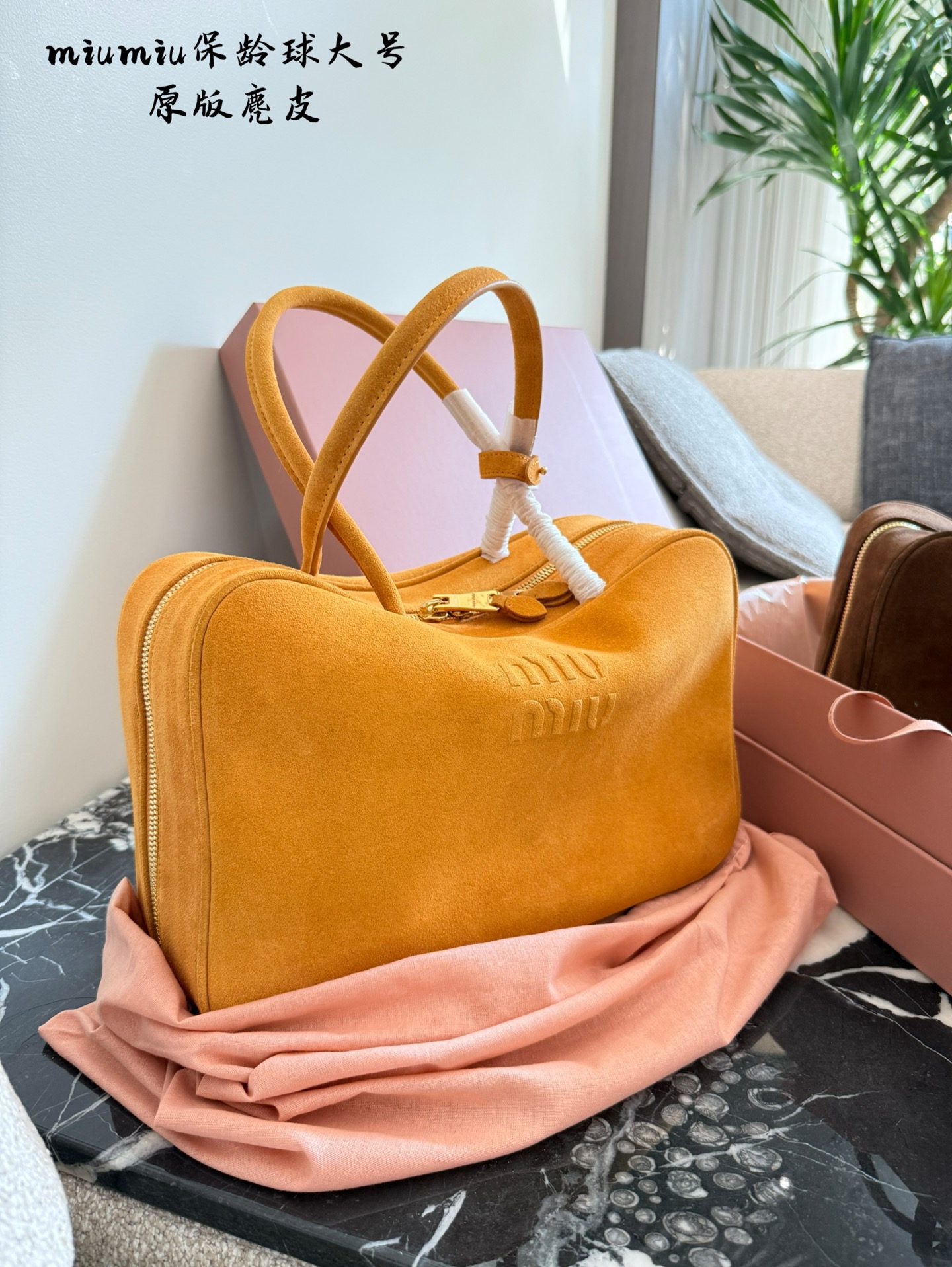 Miu Miu Bolos Bowling de Gamuza, Otoño/Invierno 2025, 35cm, Para Mujer 3 i1759478856942 178 0 1