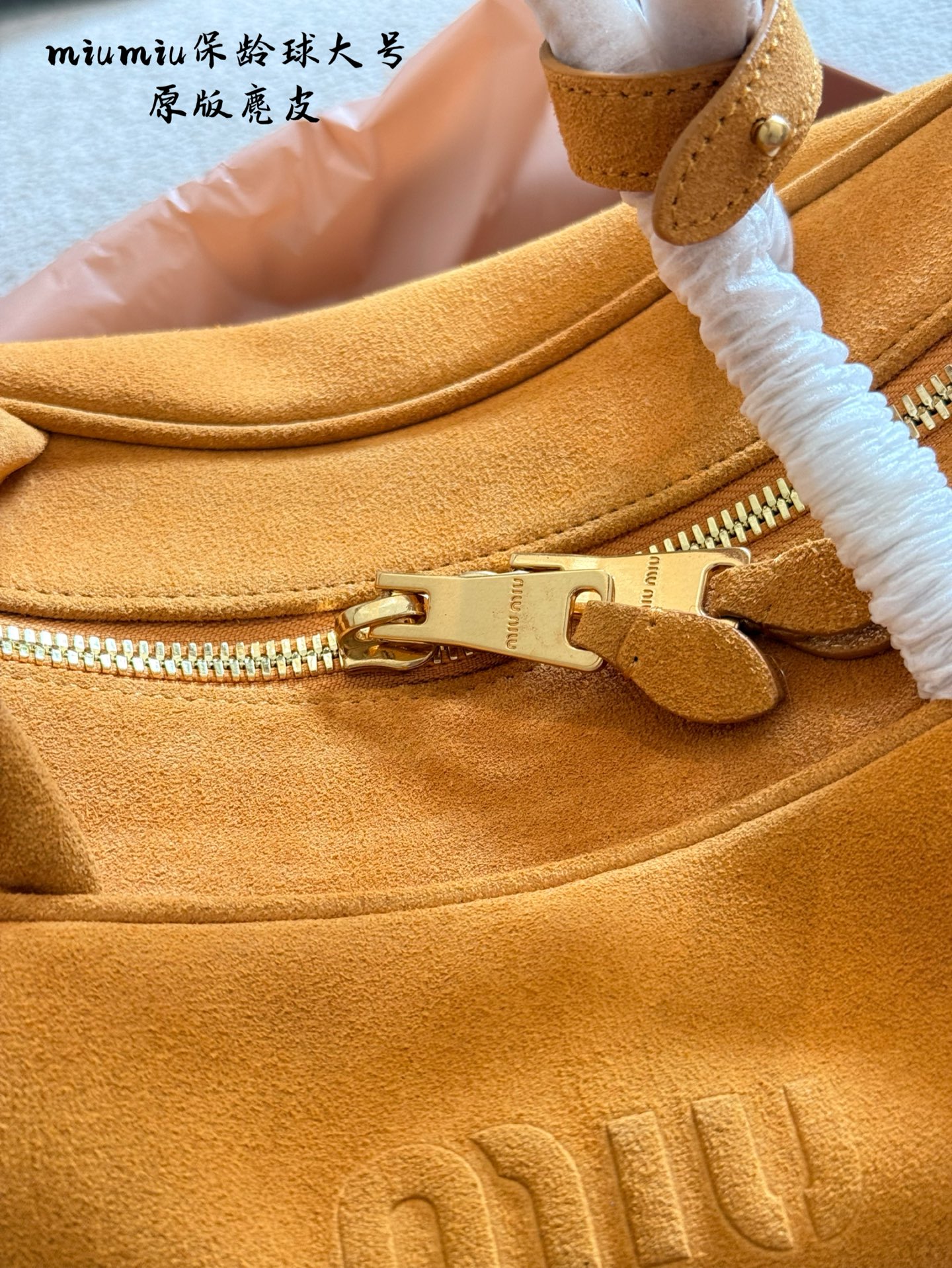 Miu Miu Bolos Bowling de Gamuza, Otoño/Invierno 2025, 35cm, Para Mujer 5 i1759478857125 9274 0 3