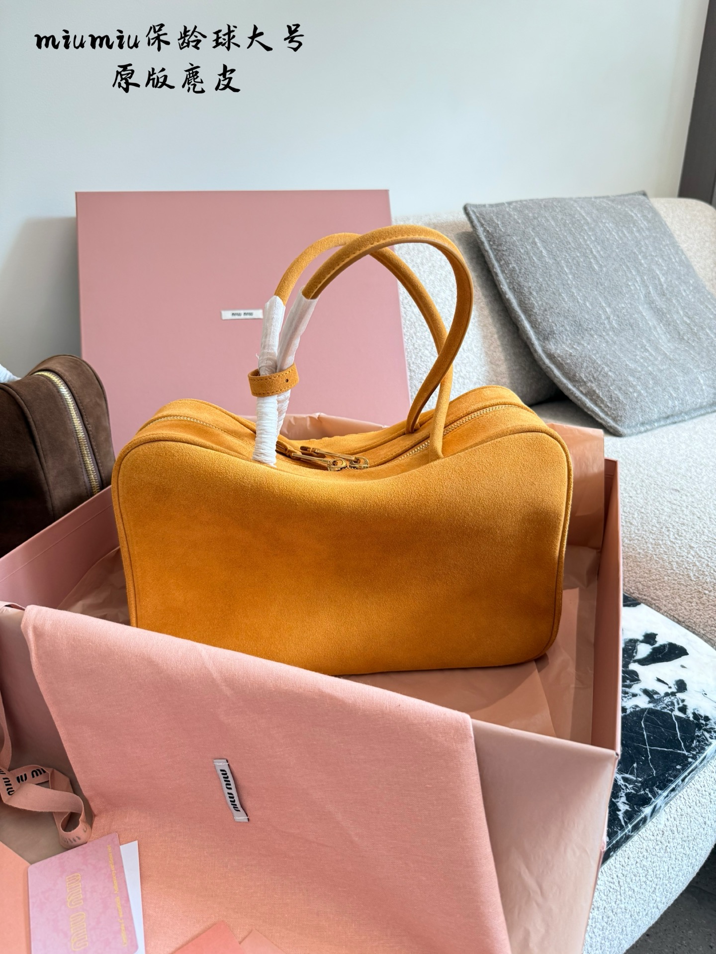 Miu Miu Bolos Bowling de Gamuza, Otoño/Invierno 2025, 35cm, Para Mujer 7 i1759478858229 822 0 5