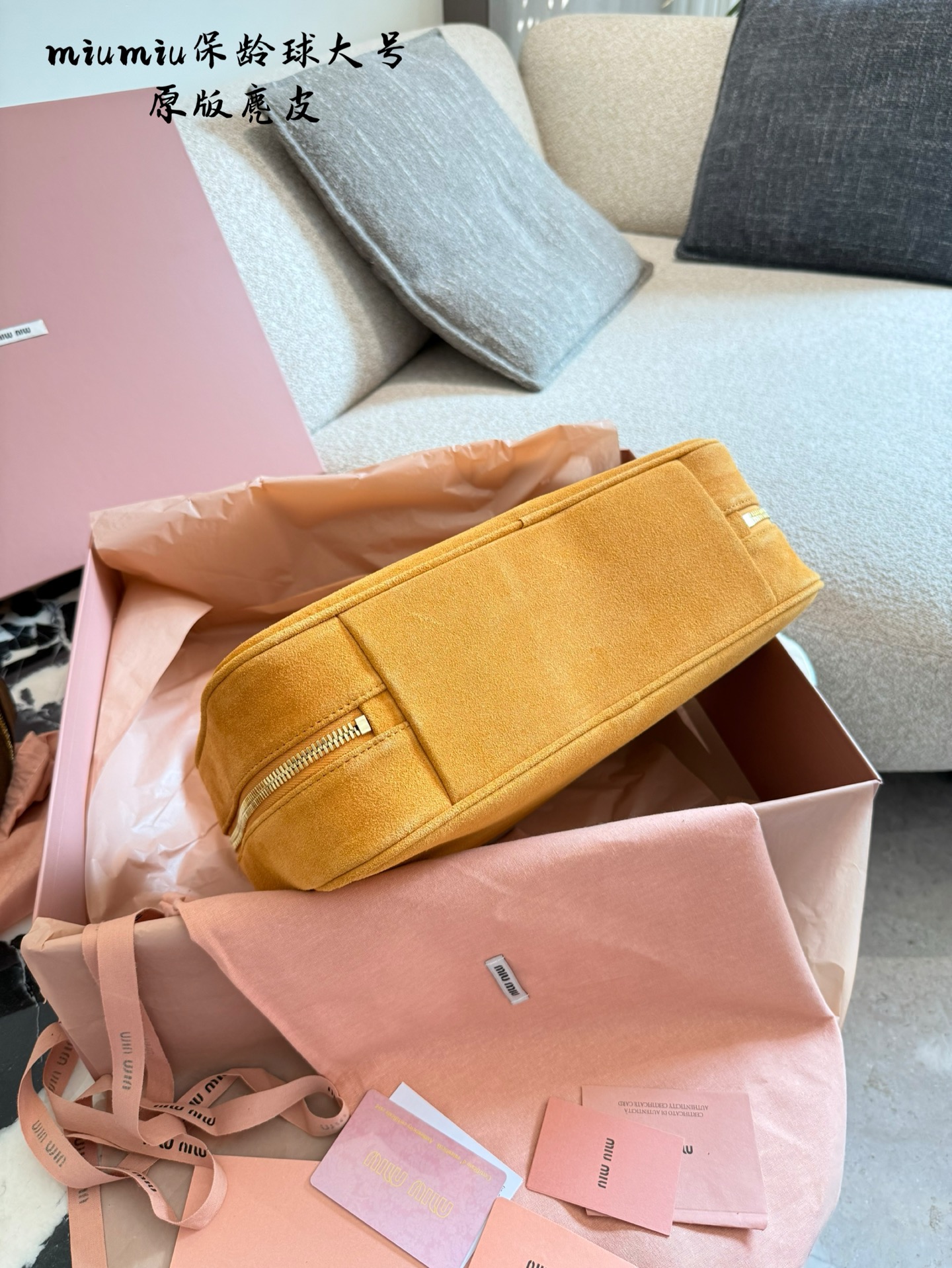 Miu Miu Bolos Bowling de Gamuza, Otoño/Invierno 2025, 35cm, Para Mujer 8 i1759478858263 2964 0 6