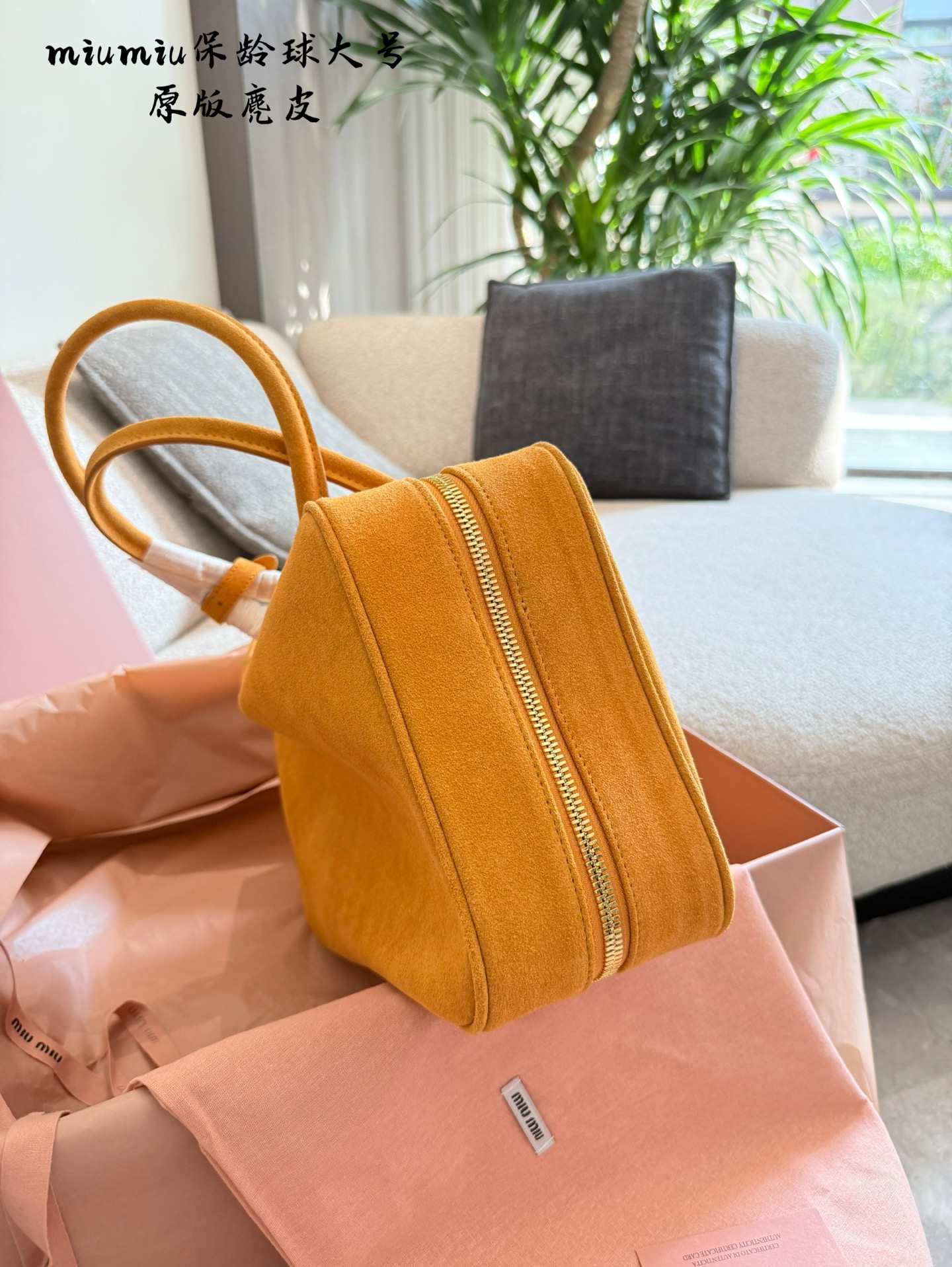 Miu Miu Bolos Bowling de Gamuza, Otoño/Invierno 2025, 35cm, Para Mujer 6 i1759478858267 9400 0 4