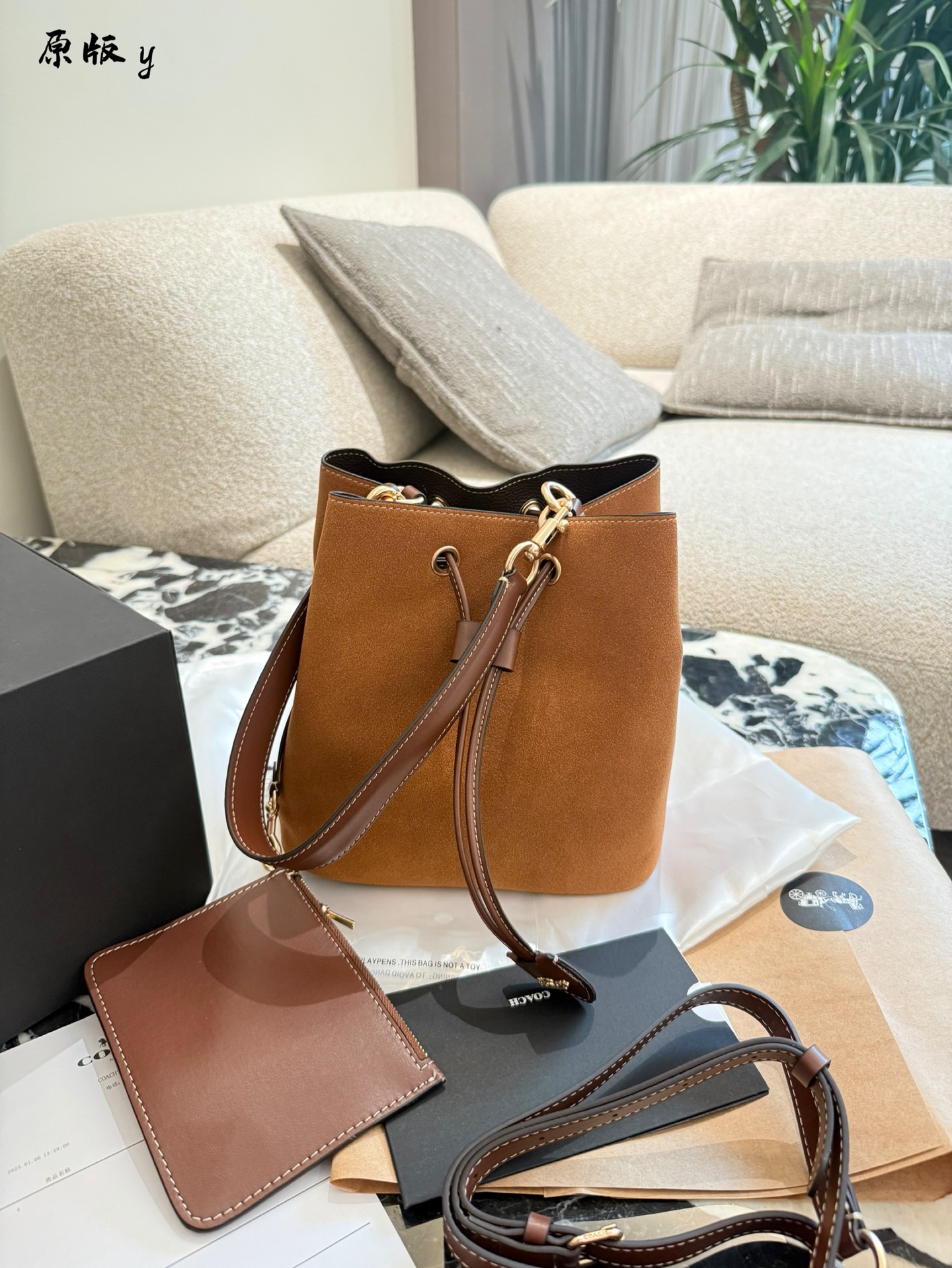 Bolso cubo de ante de dos piezas 🍂 Otoño/Invierno con cordón. Nuevo bolso cubo Rowan de Coach. Esperando la llegada de…