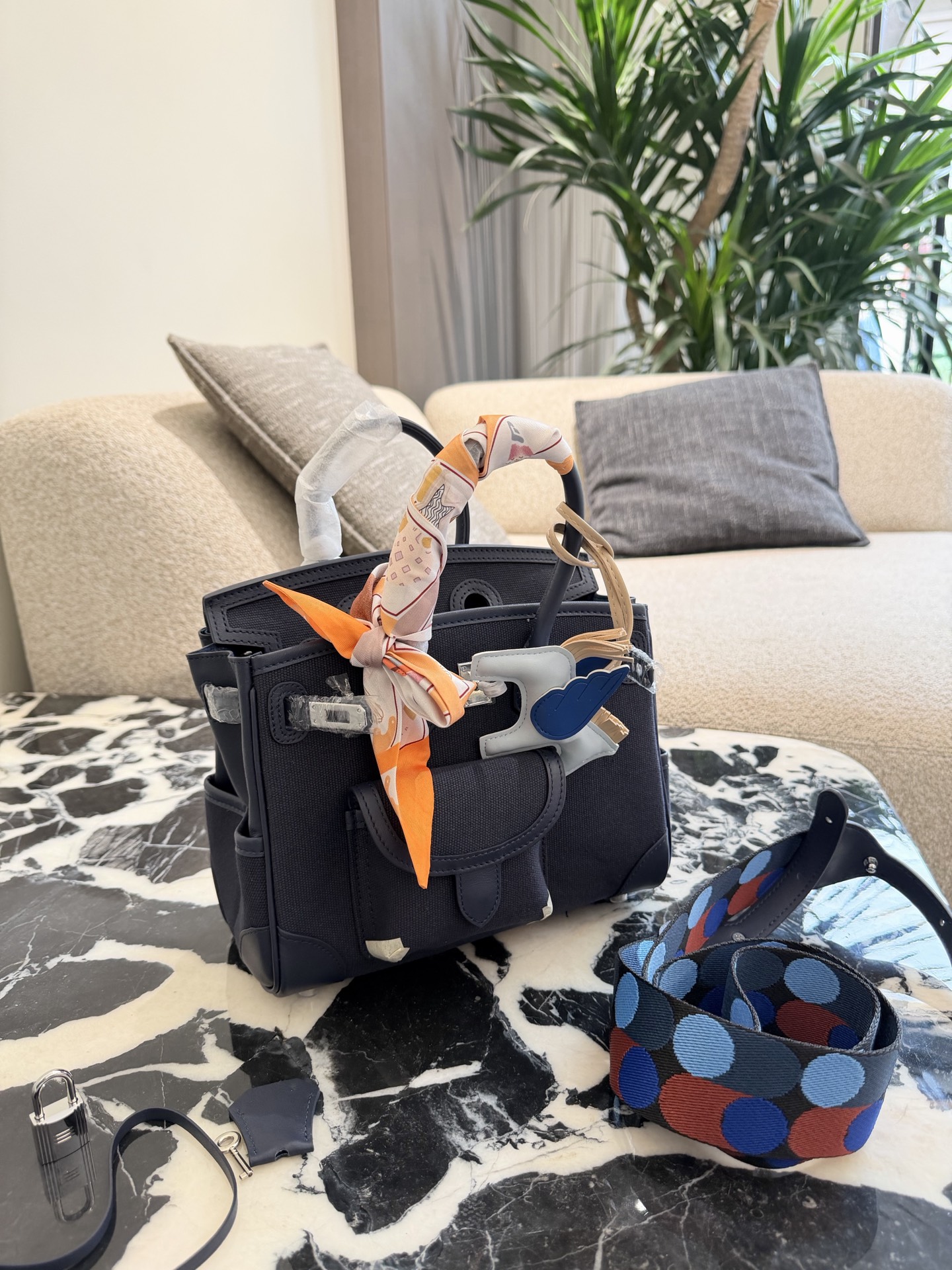 Hermès Cargo 25 Bolso Azul Profundo con Herrajes Plateados – Elegancia Unisex