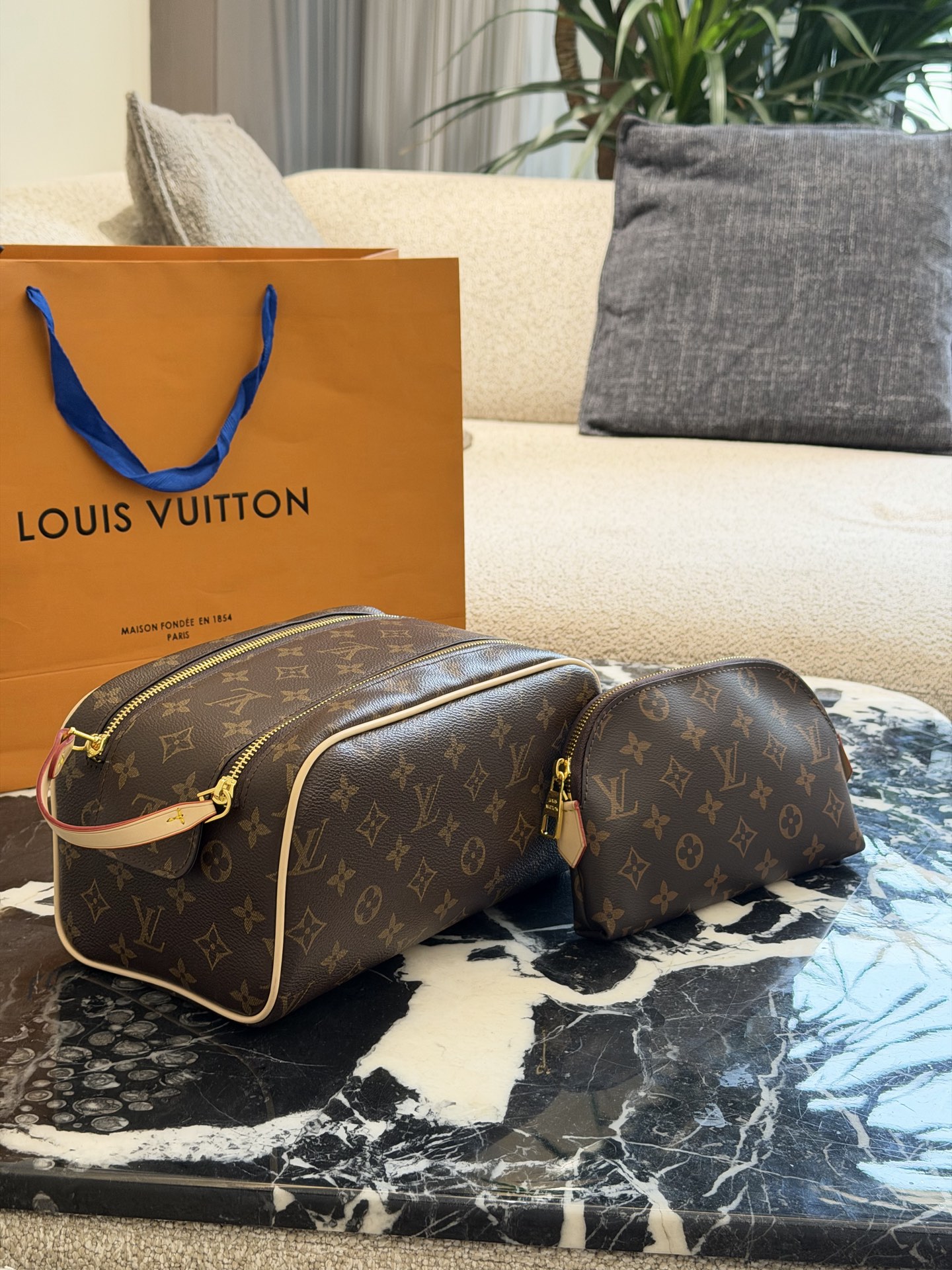 Louis Vuitton Neceser de Viaje con Doble Cremallera y Monograma Clásico