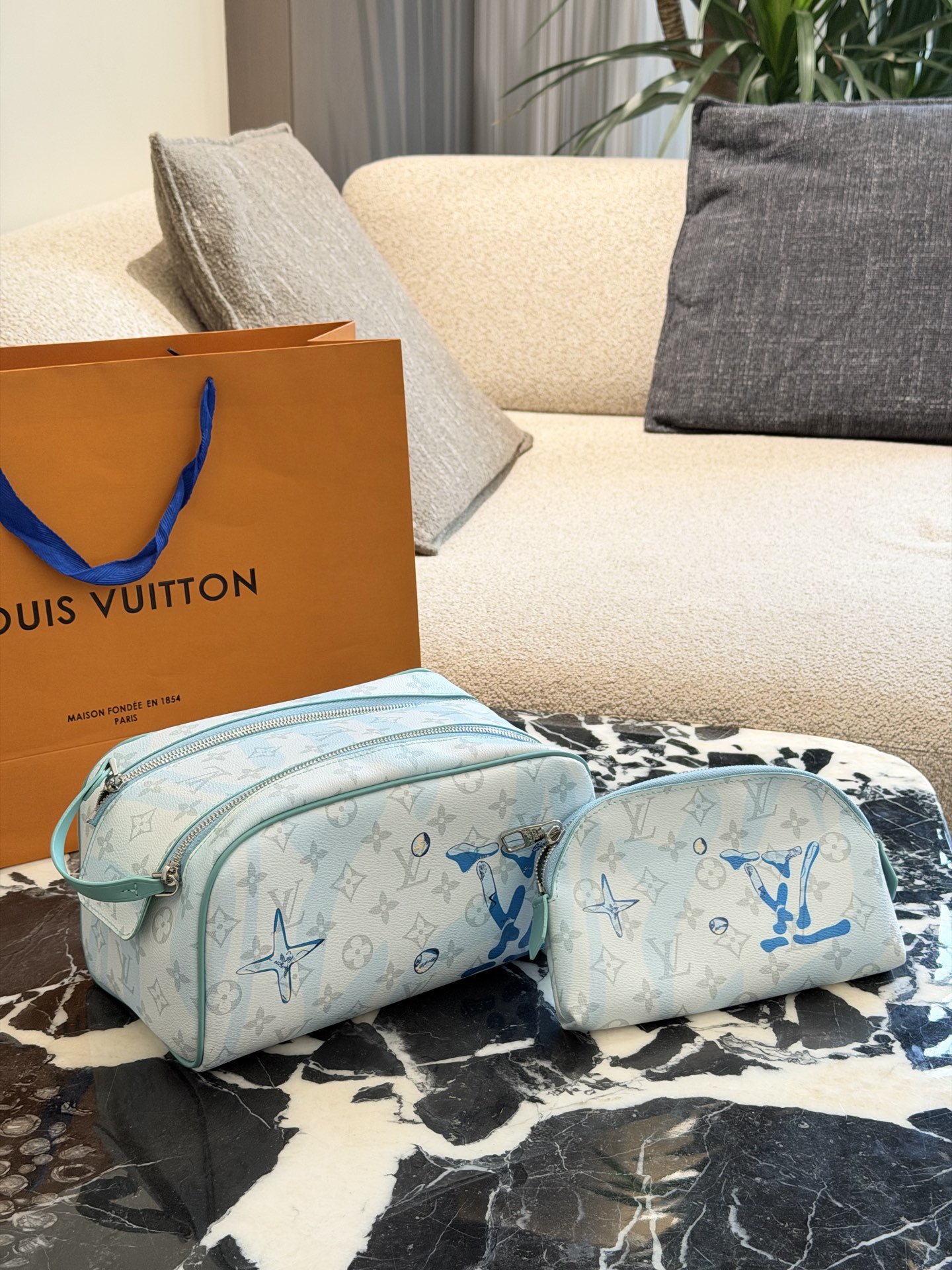 Louis Vuitton Neceser de Viaje con Doble Cremallera y Monograma Clásico 10 i1760163870092 3653 0 8