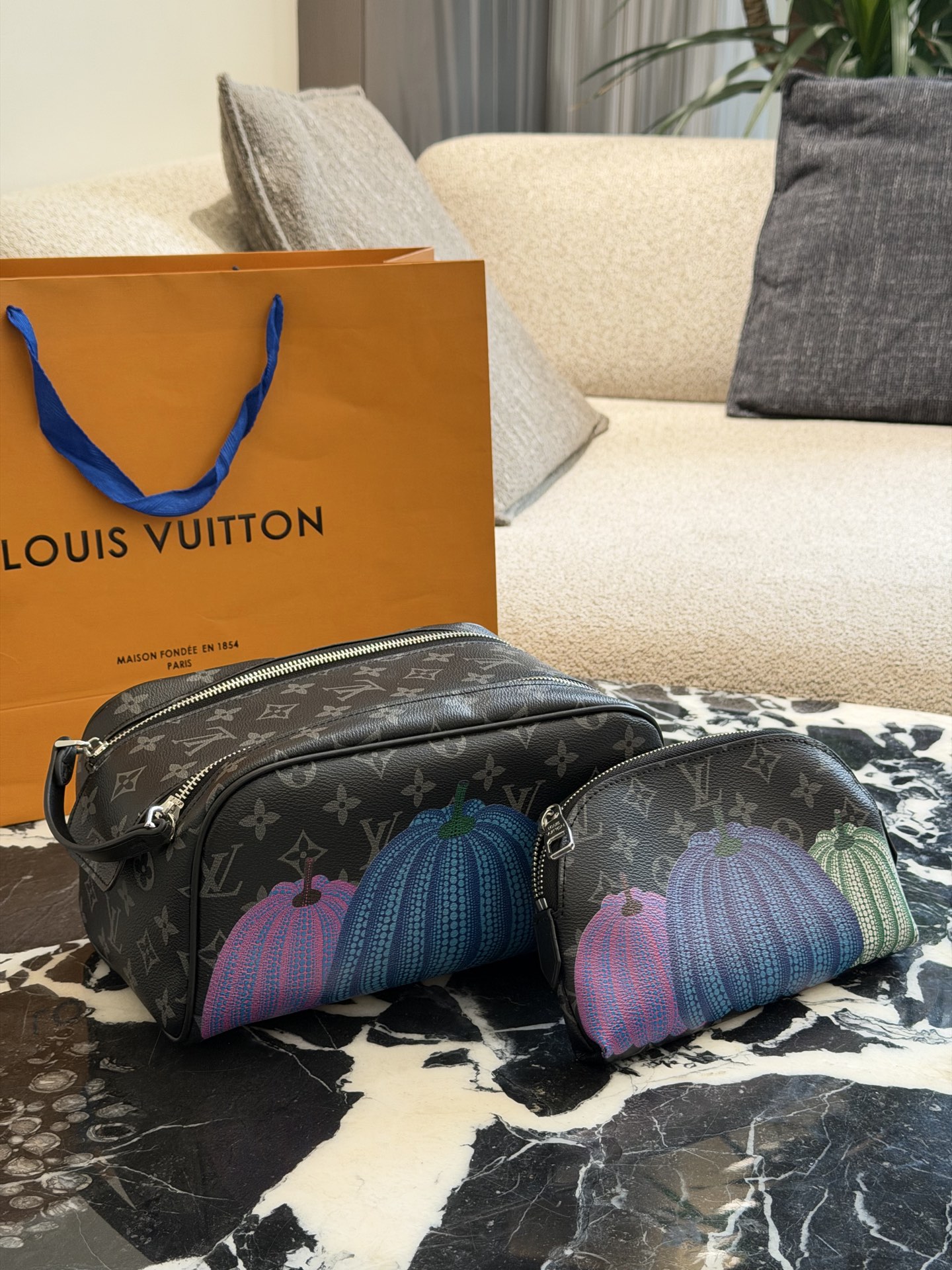 Louis Vuitton Neceser de Viaje con Doble Cremallera y Monograma Clásico 6 i1760163870092 3867 0 4