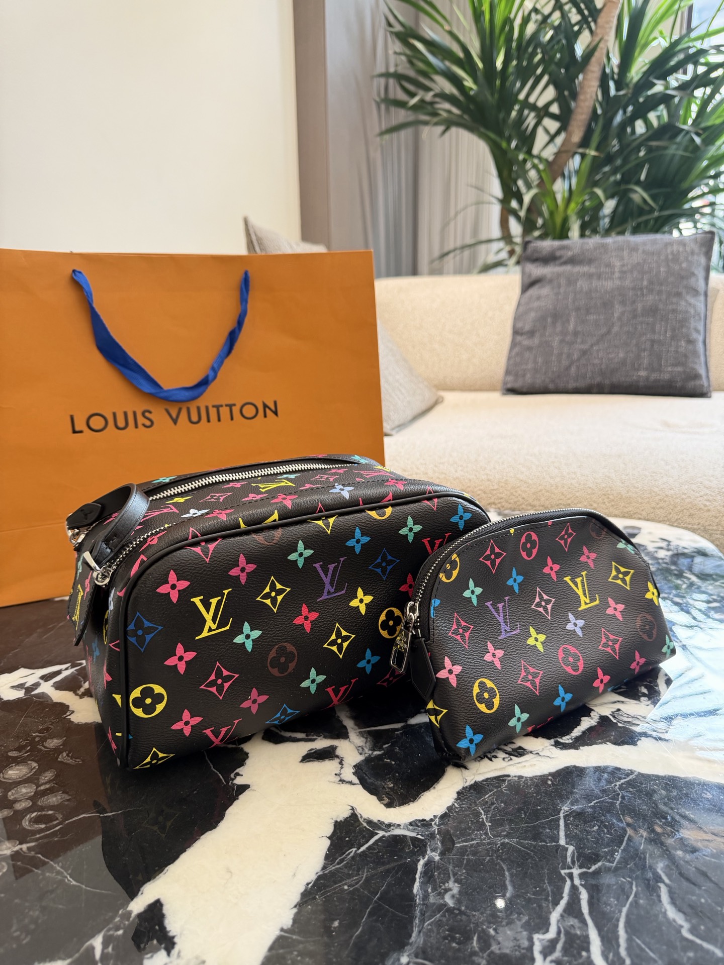 Louis Vuitton Neceser de Viaje con Doble Cremallera y Monograma Clásico 4 i1760163870142 608 0 2