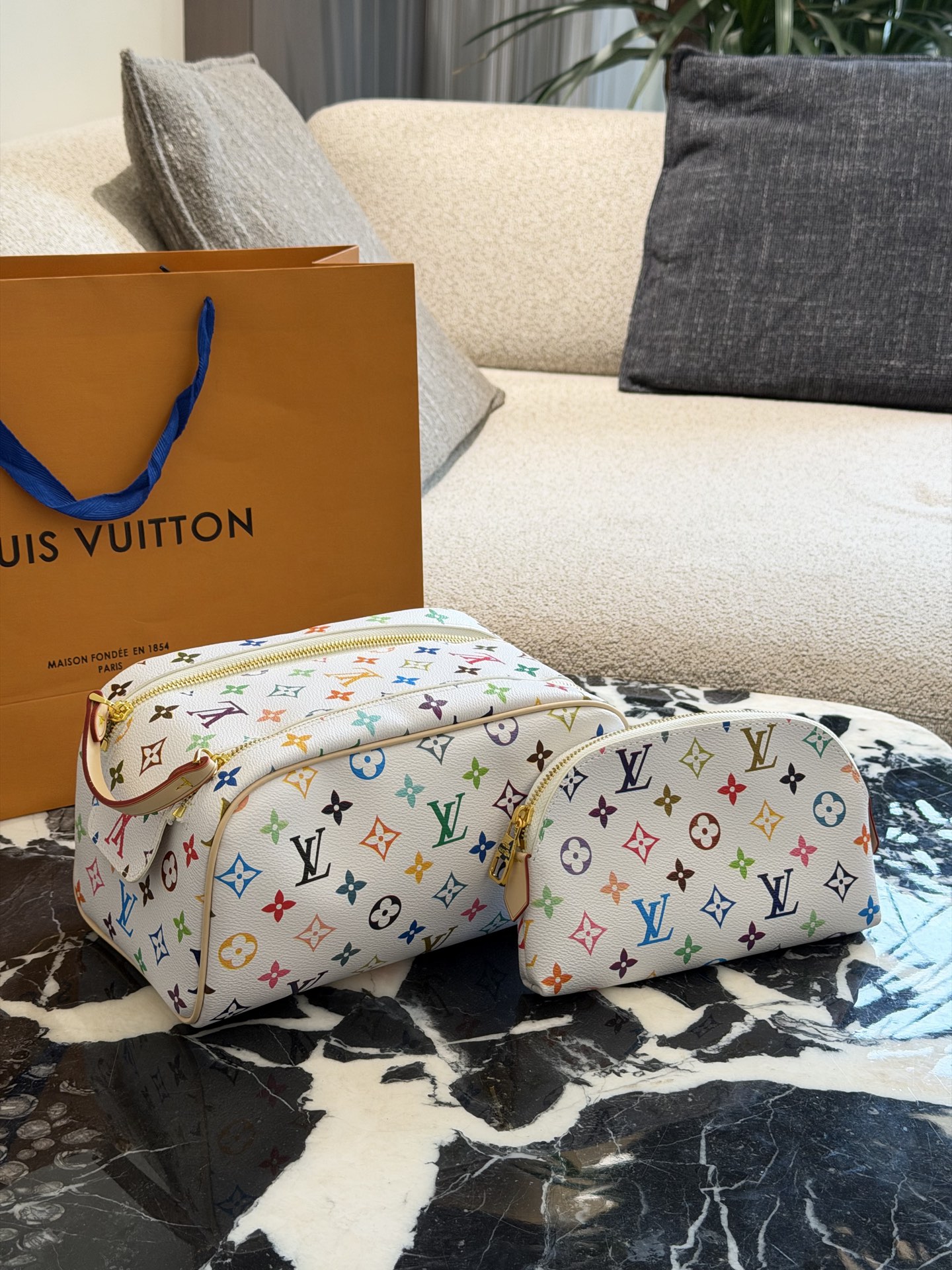 Louis Vuitton Neceser de Viaje con Doble Cremallera y Monograma Clásico 5 i1760163870849 8608 0 3