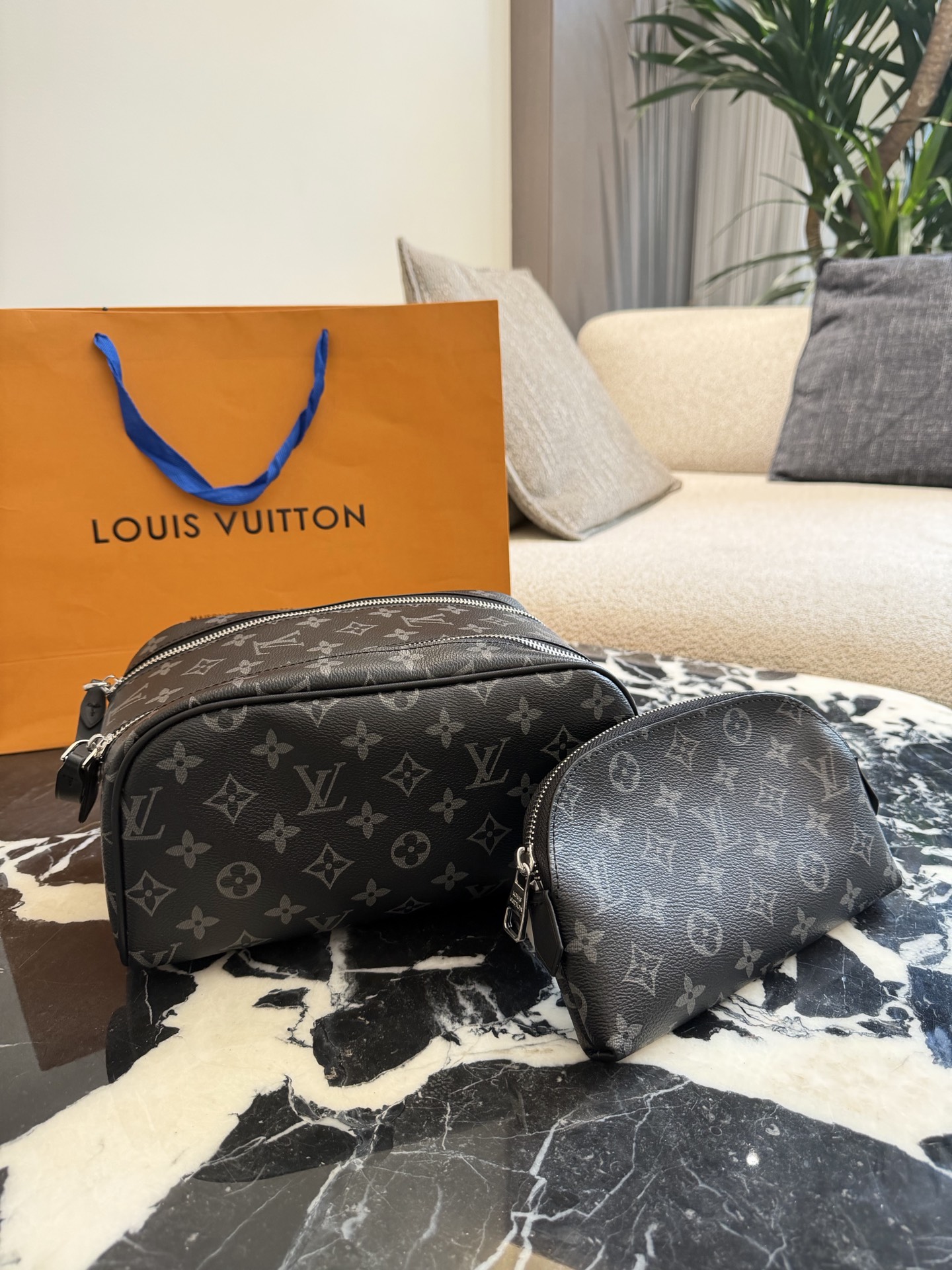 Louis Vuitton Neceser de Viaje con Doble Cremallera y Monograma Clásico 3 i1760163870909 7807 0 1