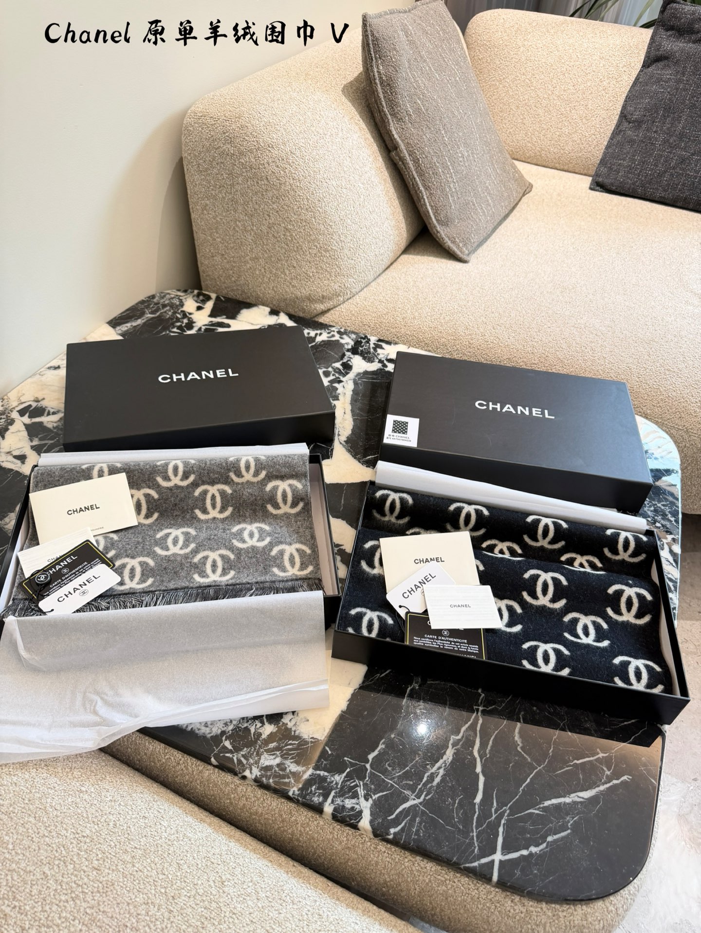 Elegante Bufanda Chanel de Cachemira con Logo CC y Diseño de Lujo