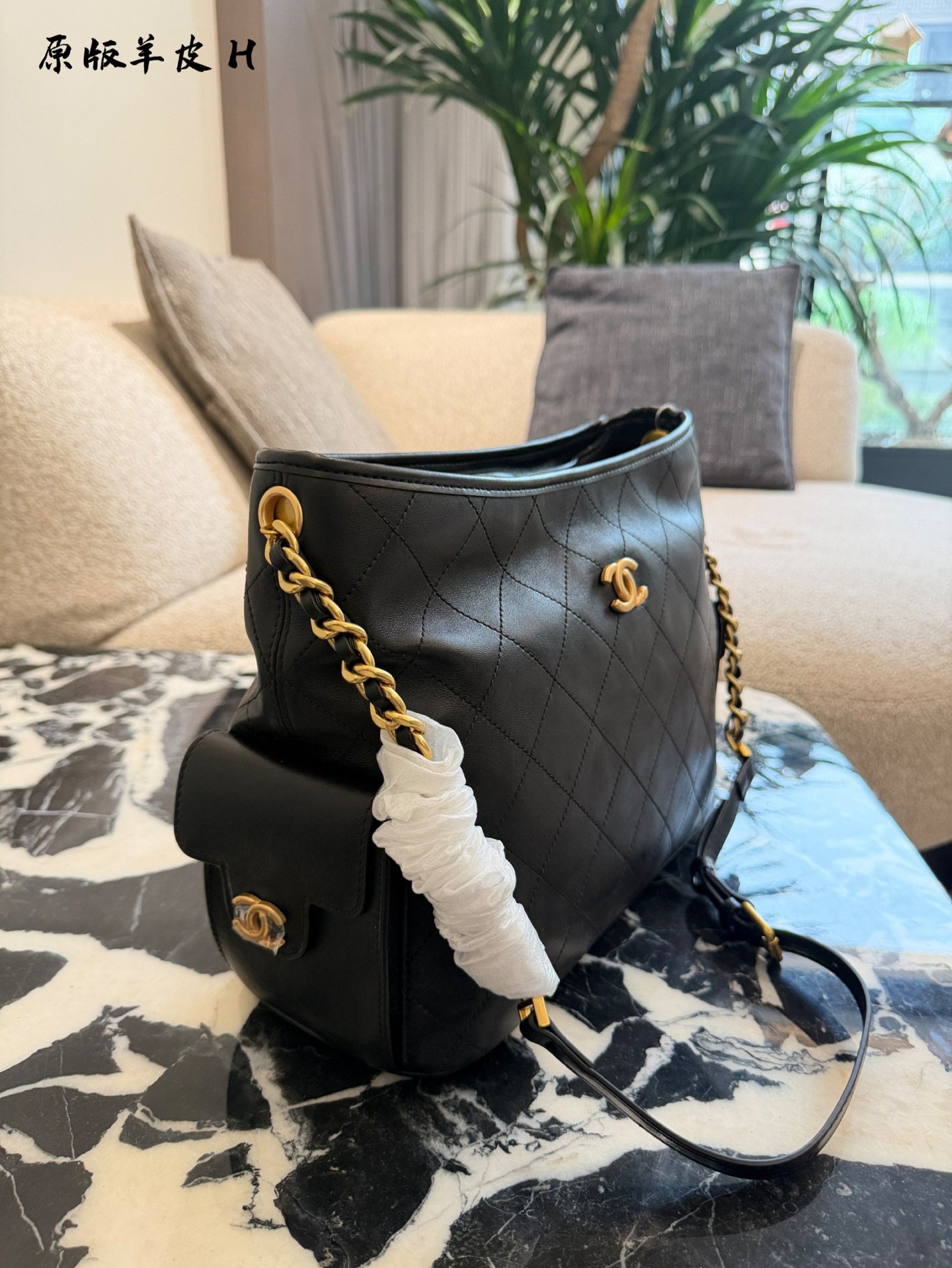 Chanel Hippie Bolso de Cubo de Cuero Negro con Cadena Dorada, 30 cm 3 i1760167175703 3904 0 1