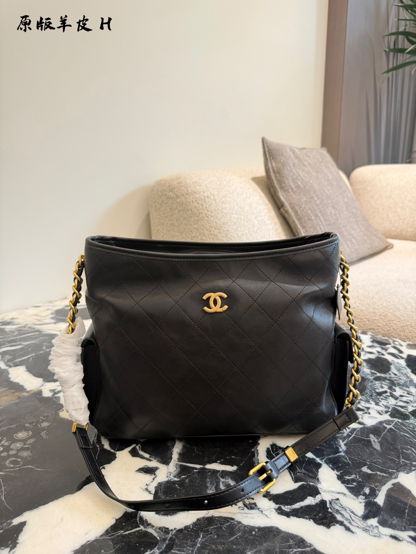 Chanel Hippie Bolso de Cubo de Cuero Negro con Cadena Dorada, 30 cm
