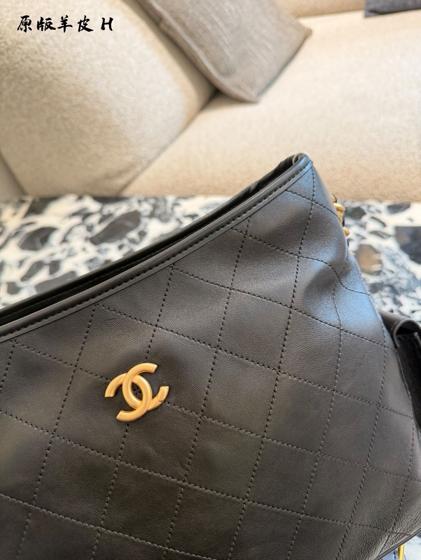 Chanel Hippie Bolso de Cubo de Cuero Negro con Cadena Dorada, 30 cm 4 i1760167175708 4740 0 2