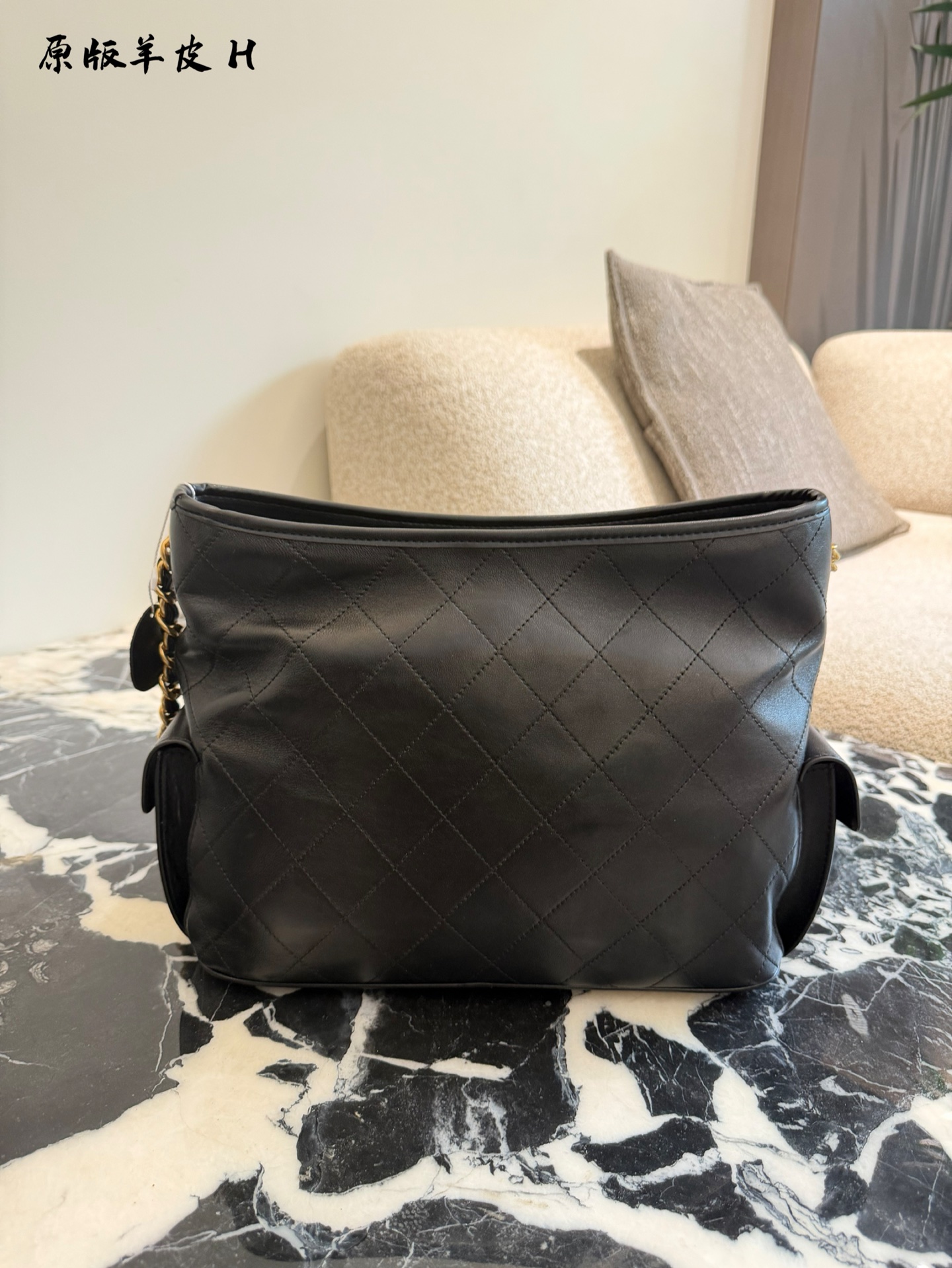 Chanel Hippie Bolso de Cubo de Cuero Negro con Cadena Dorada, 30 cm 6 i1760167175719 4277 0 4