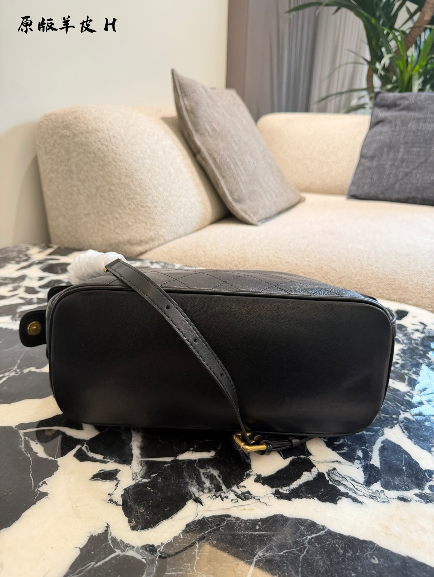 Chanel Hippie Bolso de Cubo de Cuero Negro con Cadena Dorada, 30 cm 7 i1760167175737 9107 0 5