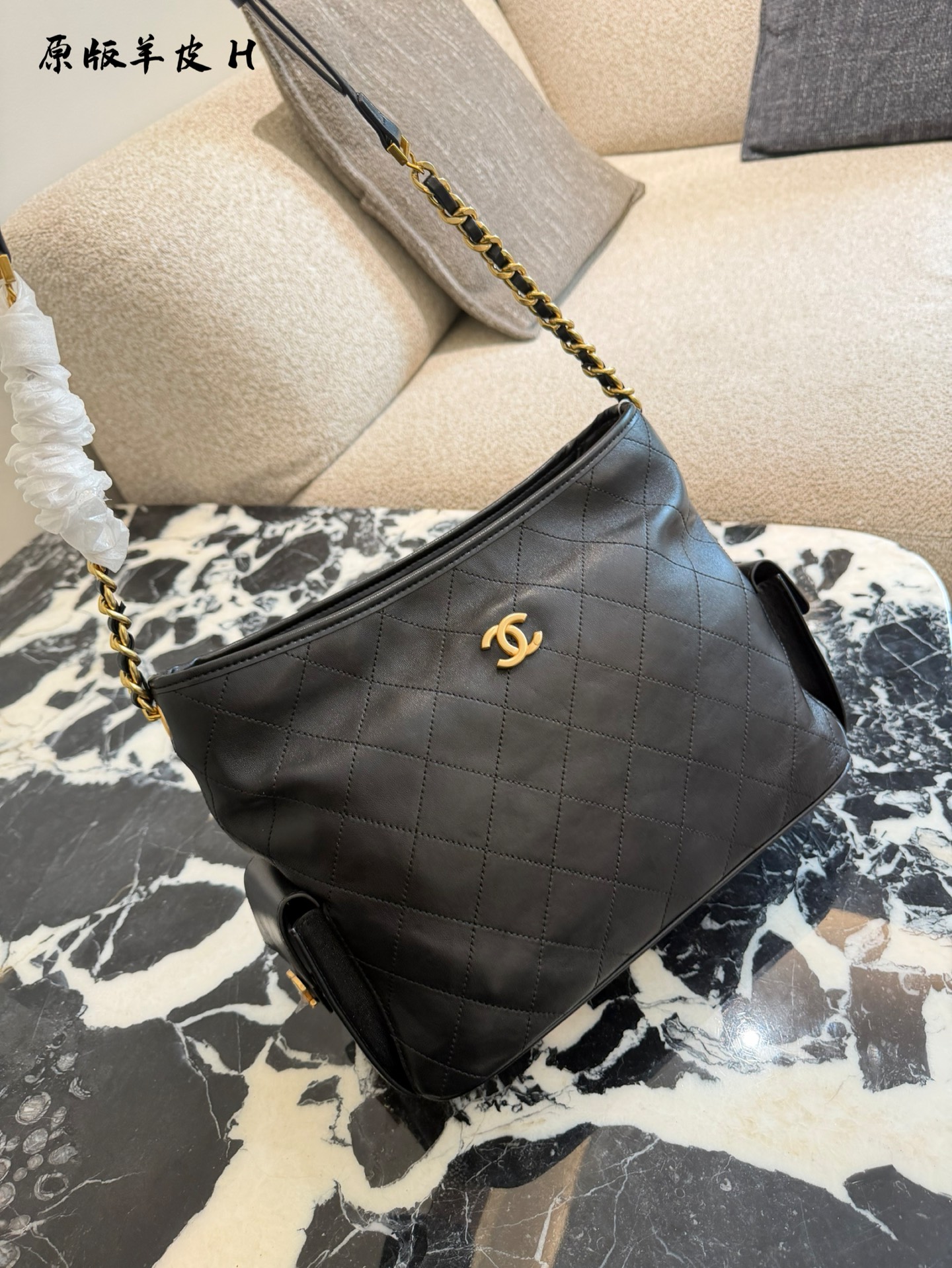 Chanel Hippie Bolso de Cubo de Cuero Negro con Cadena Dorada, 30 cm 10 i1760167177695 3906 0 8