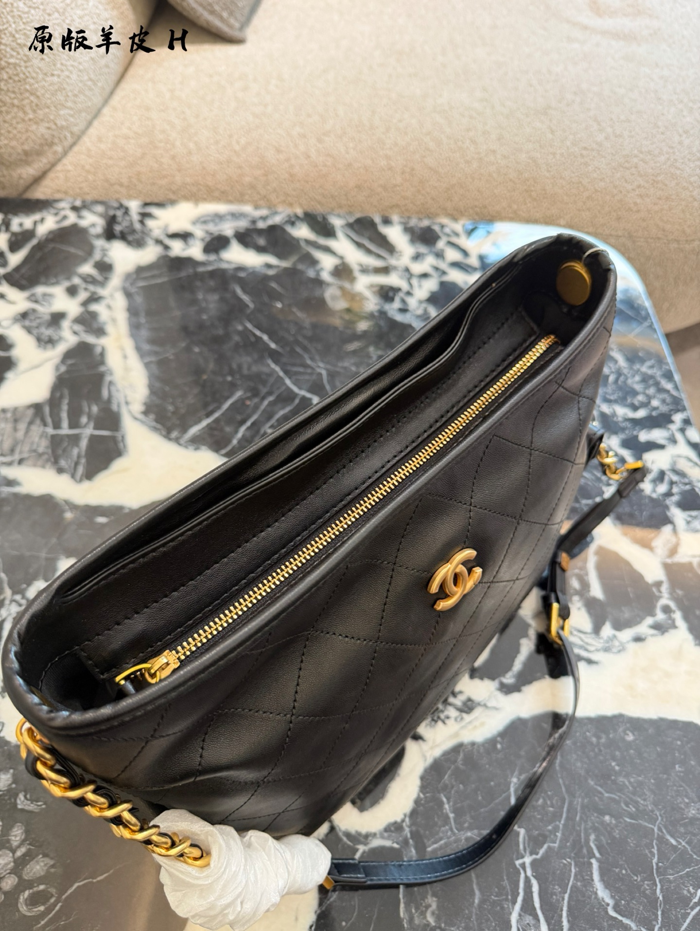 Chanel Hippie Bolso de Cubo de Cuero Negro con Cadena Dorada, 30 cm 5 i1760167178014 1644 0 3