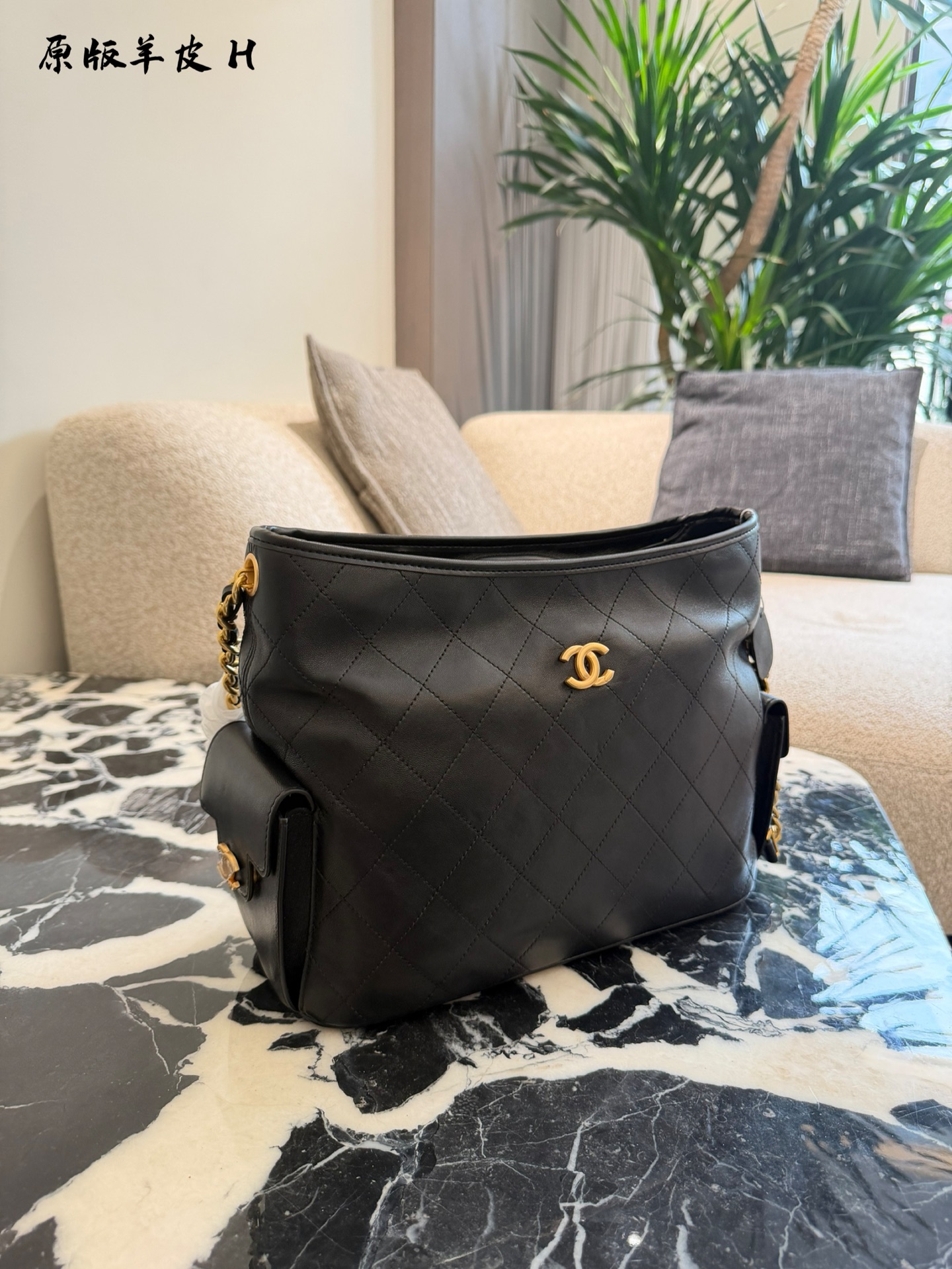 Chanel Hippie Bolso de Cubo de Cuero Negro con Cadena Dorada, 30 cm 9 i1760167178032 7190 0 7