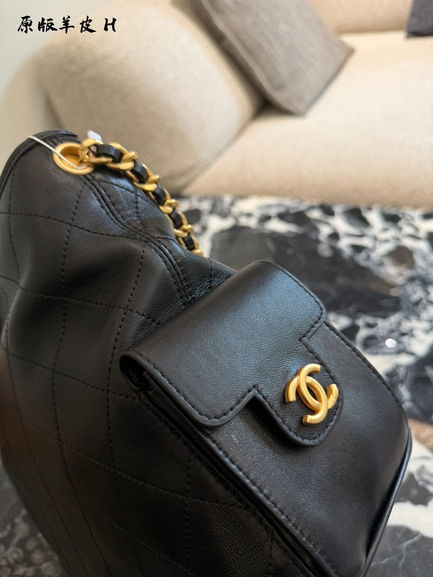 Chanel Hippie Bolso de Cubo de Cuero Negro con Cadena Dorada, 30 cm 8 i1760167178042 8622 0 6