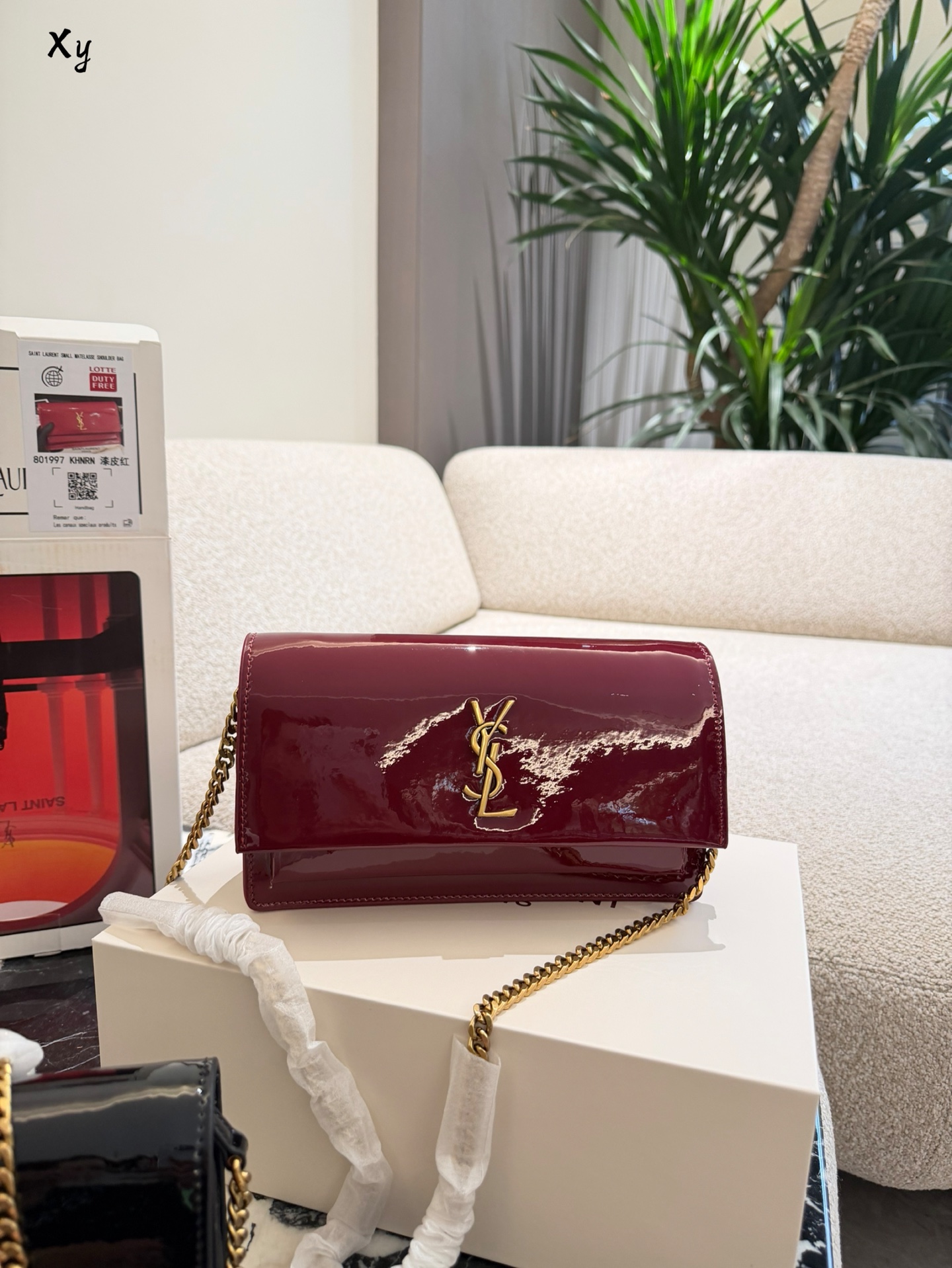 Yves Saint Laurent Bolso de Cadena en Charol con Logo, 24 cm 3 i1760273196589 4388 0 1