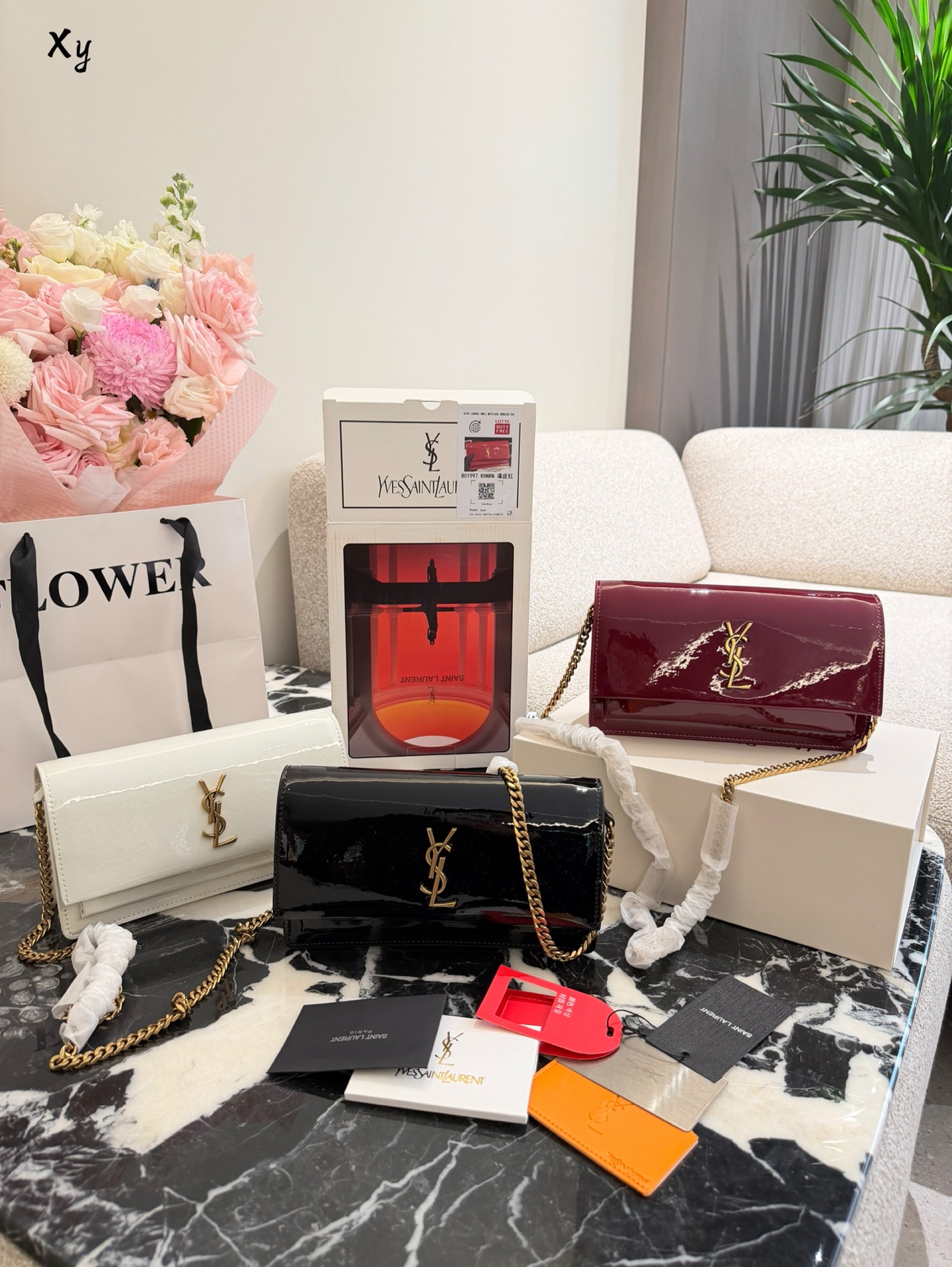 Yves Saint Laurent Bolso de Cadena en Charol con Logo, 24 cm 2 i1760273196590 7273 0 0