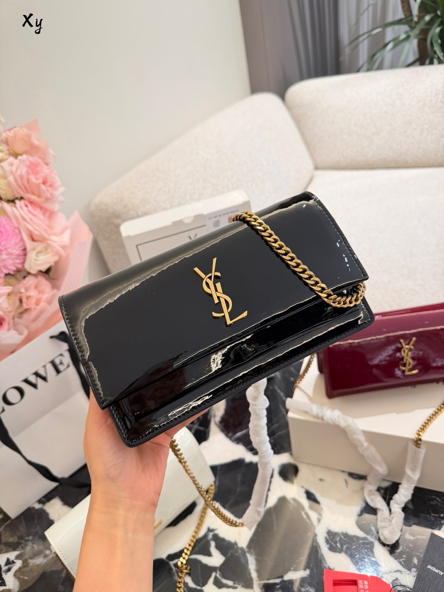 Yves Saint Laurent Bolso de Cadena en Charol con Logo, 24 cm 4 i1760273197892 3022 0 2