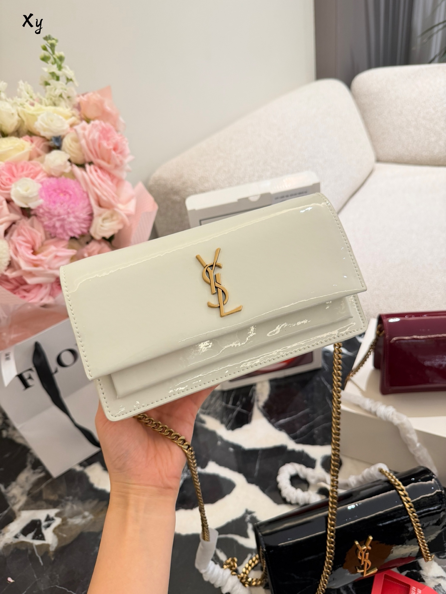 Yves Saint Laurent Bolso de Cadena en Charol con Logo, 24 cm 5 i1760273197894 6668 0 3