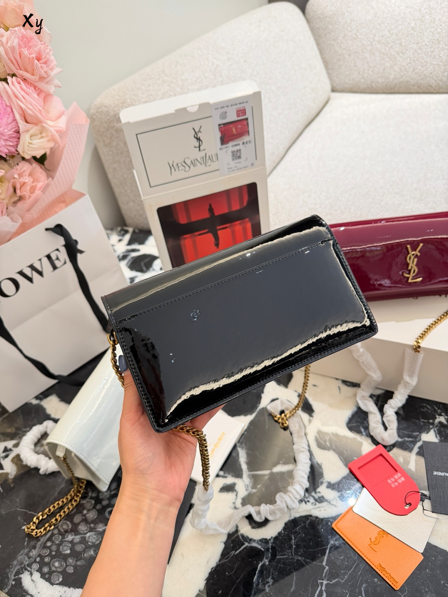 Yves Saint Laurent Bolso de Cadena en Charol con Logo, 24 cm 10 i1760273197902 9561 0 8