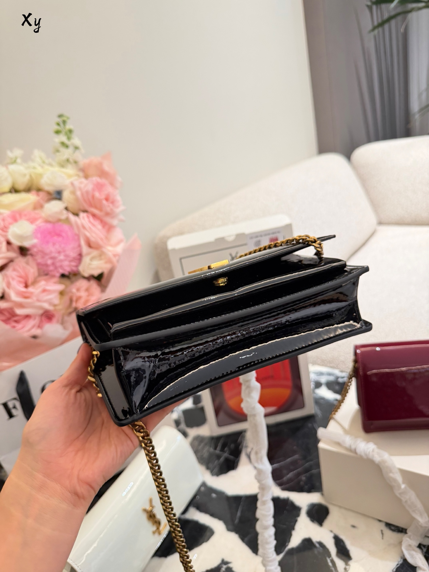 Yves Saint Laurent Bolso de Cadena en Charol con Logo, 24 cm 8 i1760273197916 2668 0 6